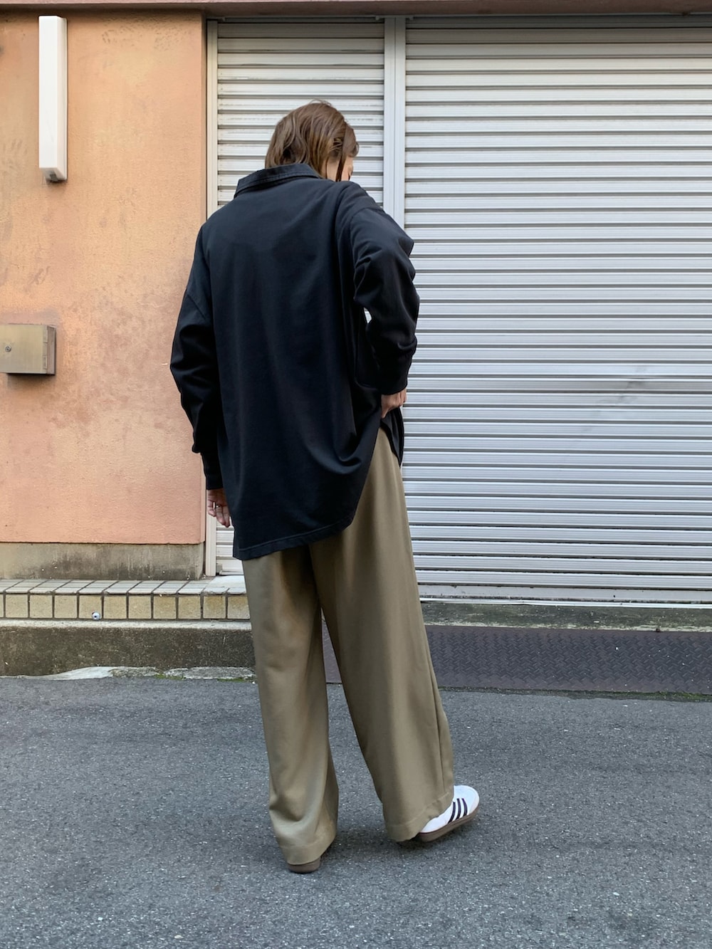 グレー系のTシャツ/カットソー、ベージュ系のその他パンツ、グレー系のTシャツ/カットソーを着用したレディースの冬コーディネートの3枚目の写真