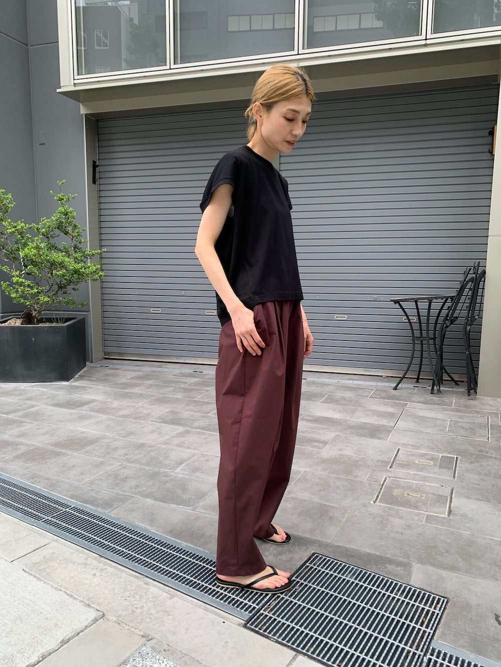ブラック系のTシャツ/カットソー、レッド系のその他パンツを着用したレディースの夏コーディネートの10枚目の写真