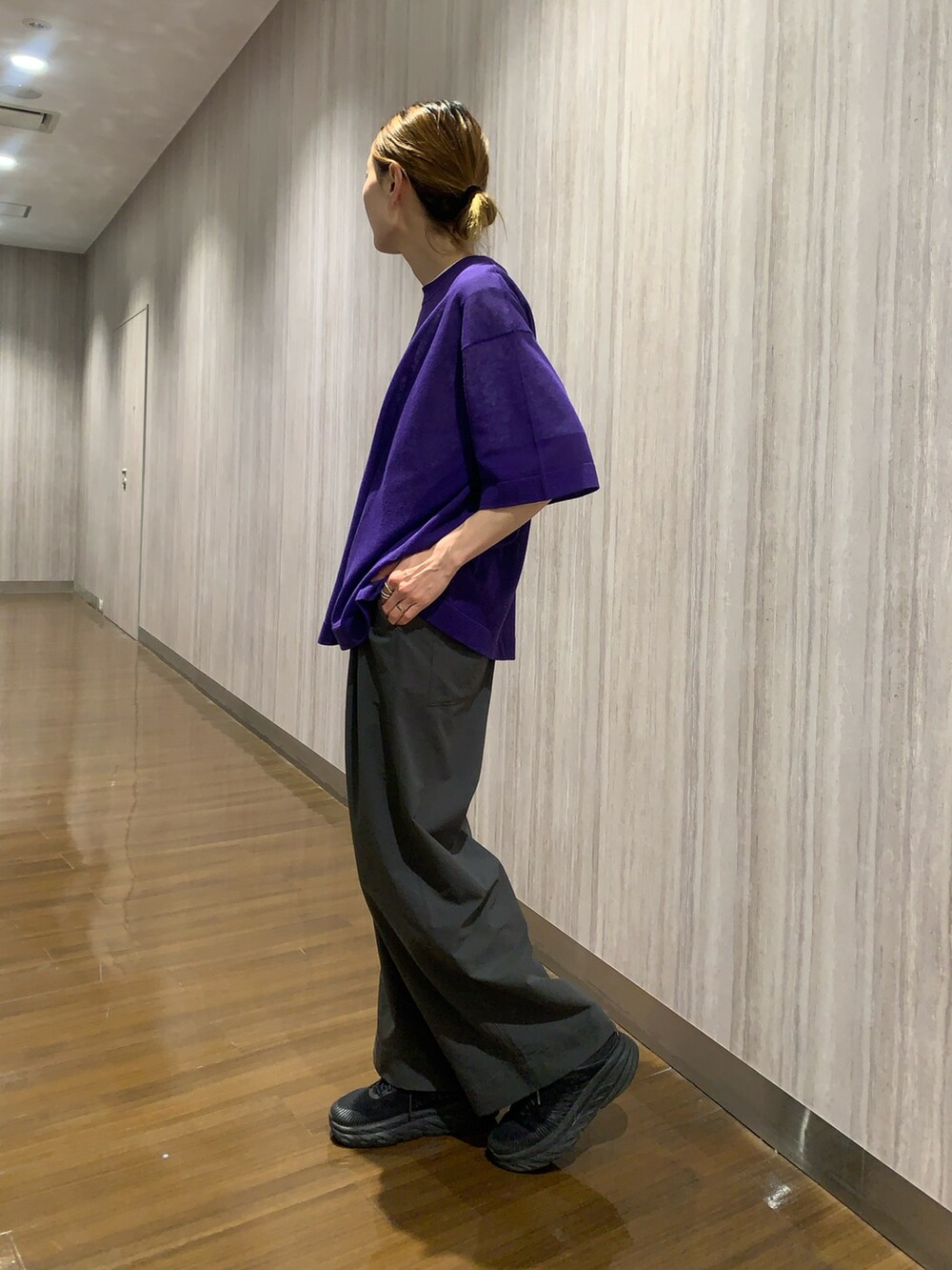 ホワイト系のTシャツ/カットソー、パープル系のニット/セーター、グレー系のその他パンツを着用したレディースの春コーディネートの4枚目の写真