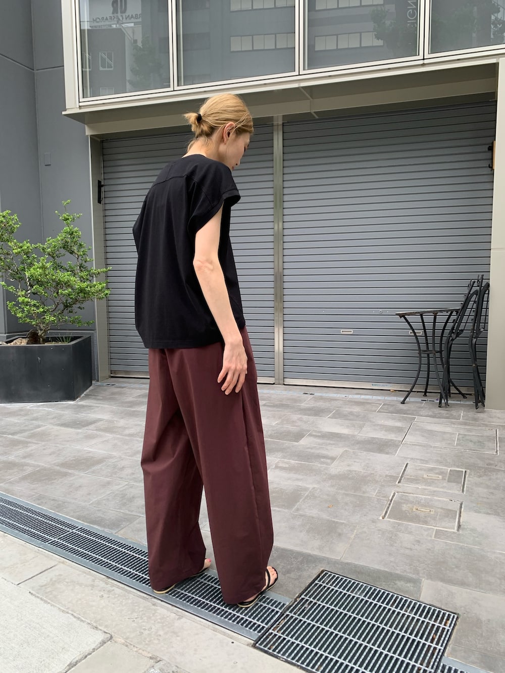 ブラック系のTシャツ/カットソー、レッド系のその他パンツを着用したレディースの夏コーディネートの8枚目の写真