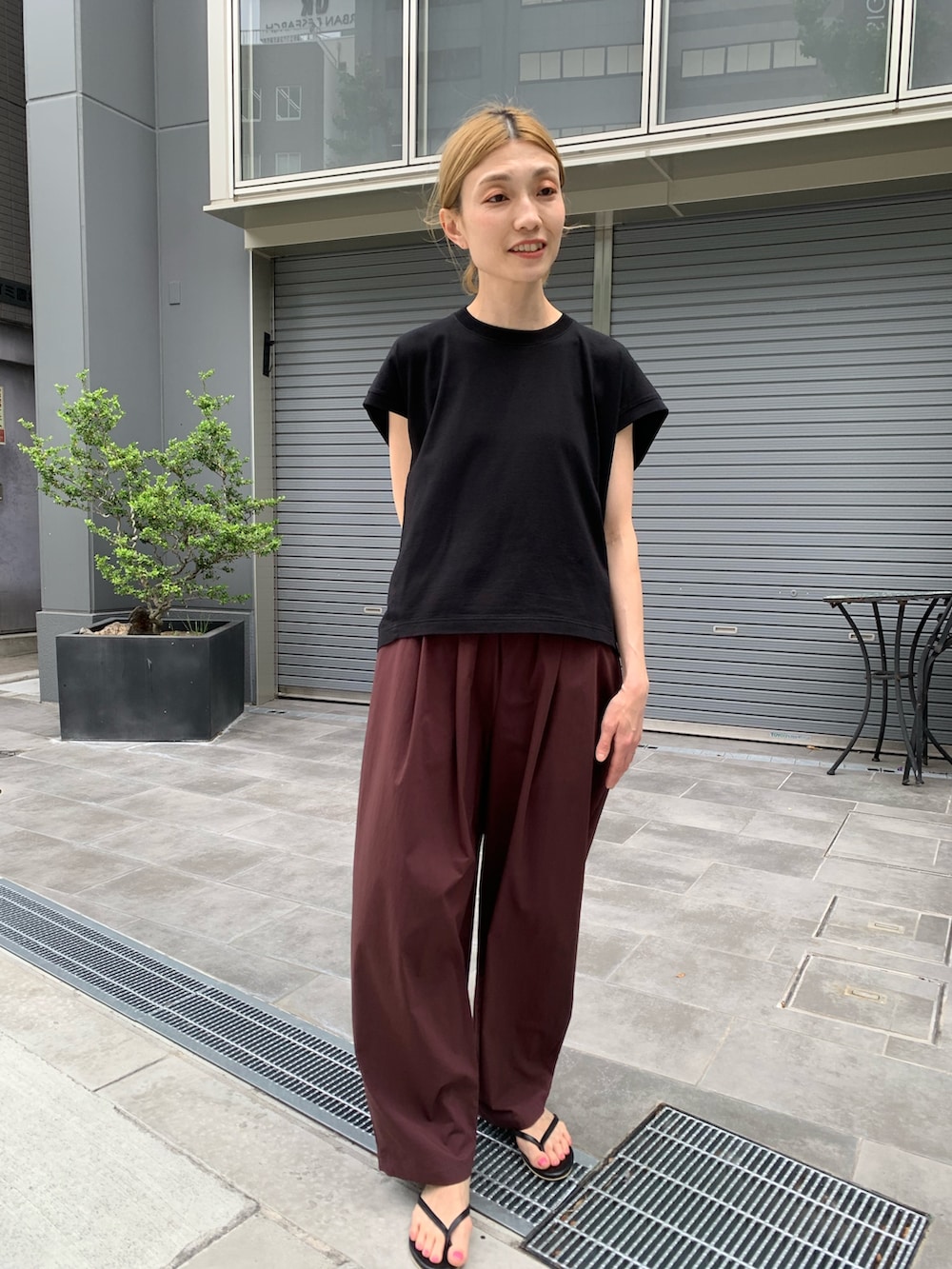 ブラック系のTシャツ/カットソー、レッド系のその他パンツを着用したレディースの夏コーディネートの4枚目の写真