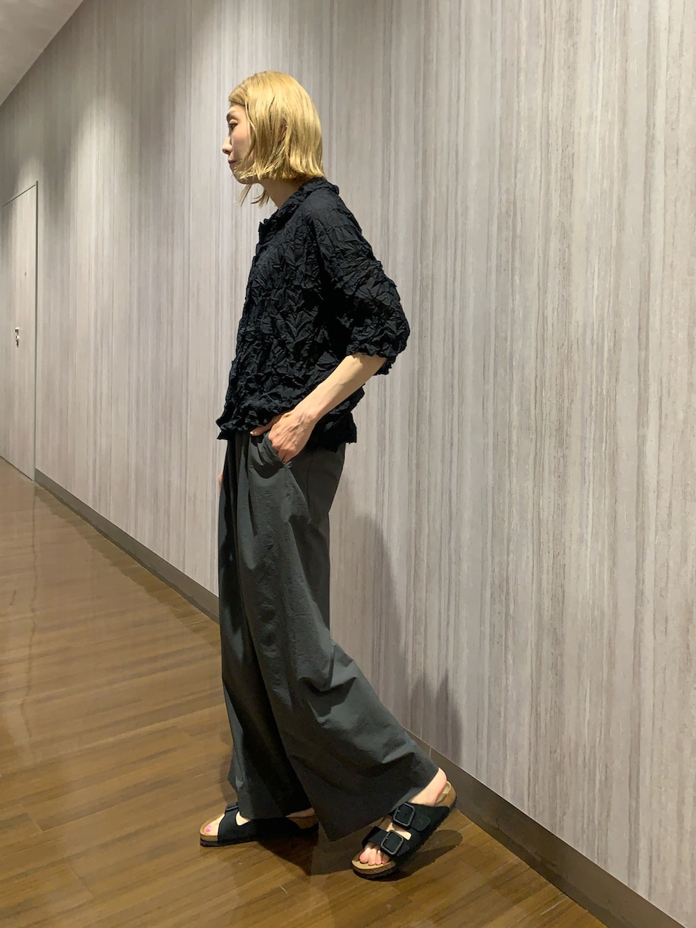 グレー系のその他パンツ、ブラック系のシャツ/ブラウスを着用したレディースの春コーディネートの2枚目の写真