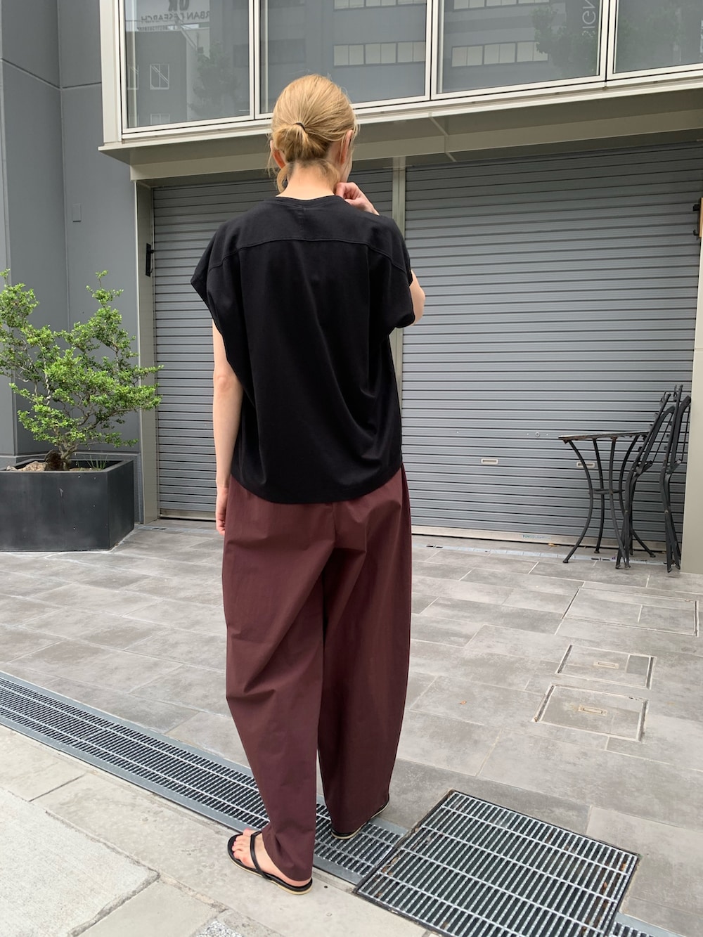 ブラック系のTシャツ/カットソー、レッド系のその他パンツを着用したレディースの夏コーディネートの6枚目の写真