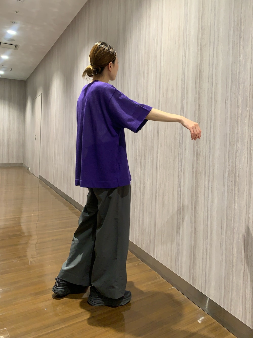 ホワイト系のTシャツ/カットソー、パープル系のニット/セーター、グレー系のその他パンツを着用したレディースの春コーディネートの2枚目の写真