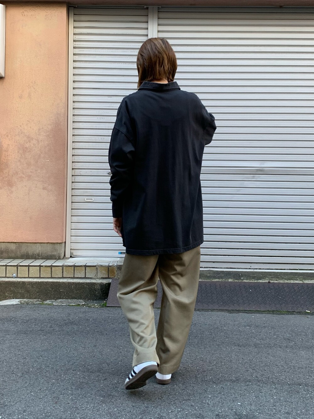 グレー系のTシャツ/カットソー、ベージュ系のその他パンツ、グレー系のTシャツ/カットソーを着用したレディースの冬コーディネートの2枚目の写真