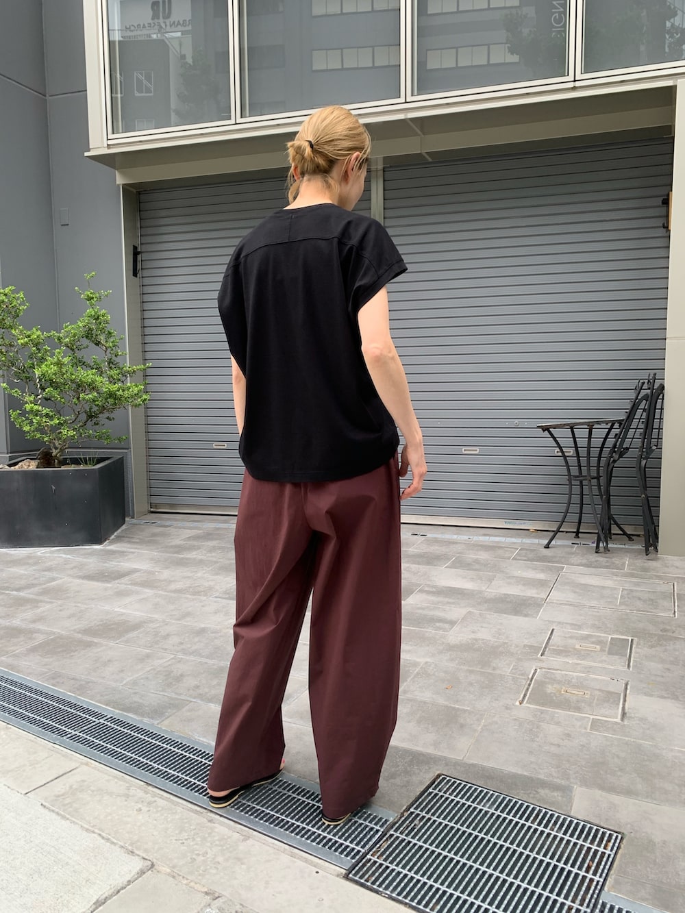 ブラック系のTシャツ/カットソー、レッド系のその他パンツを着用したレディースの夏コーディネートの7枚目の写真