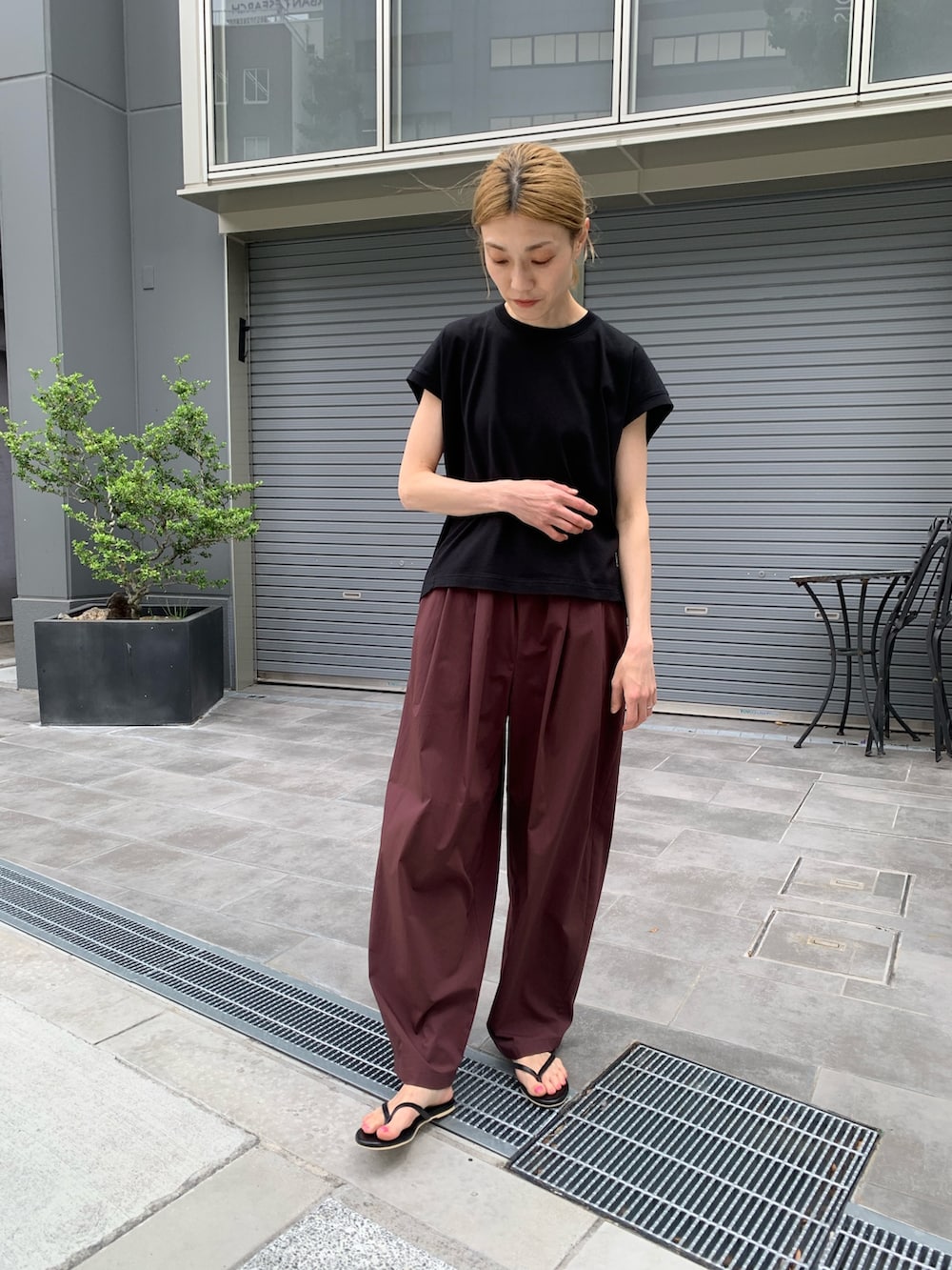 ブラック系のTシャツ/カットソー、レッド系のその他パンツを着用したレディースの夏コーディネートの2枚目の写真