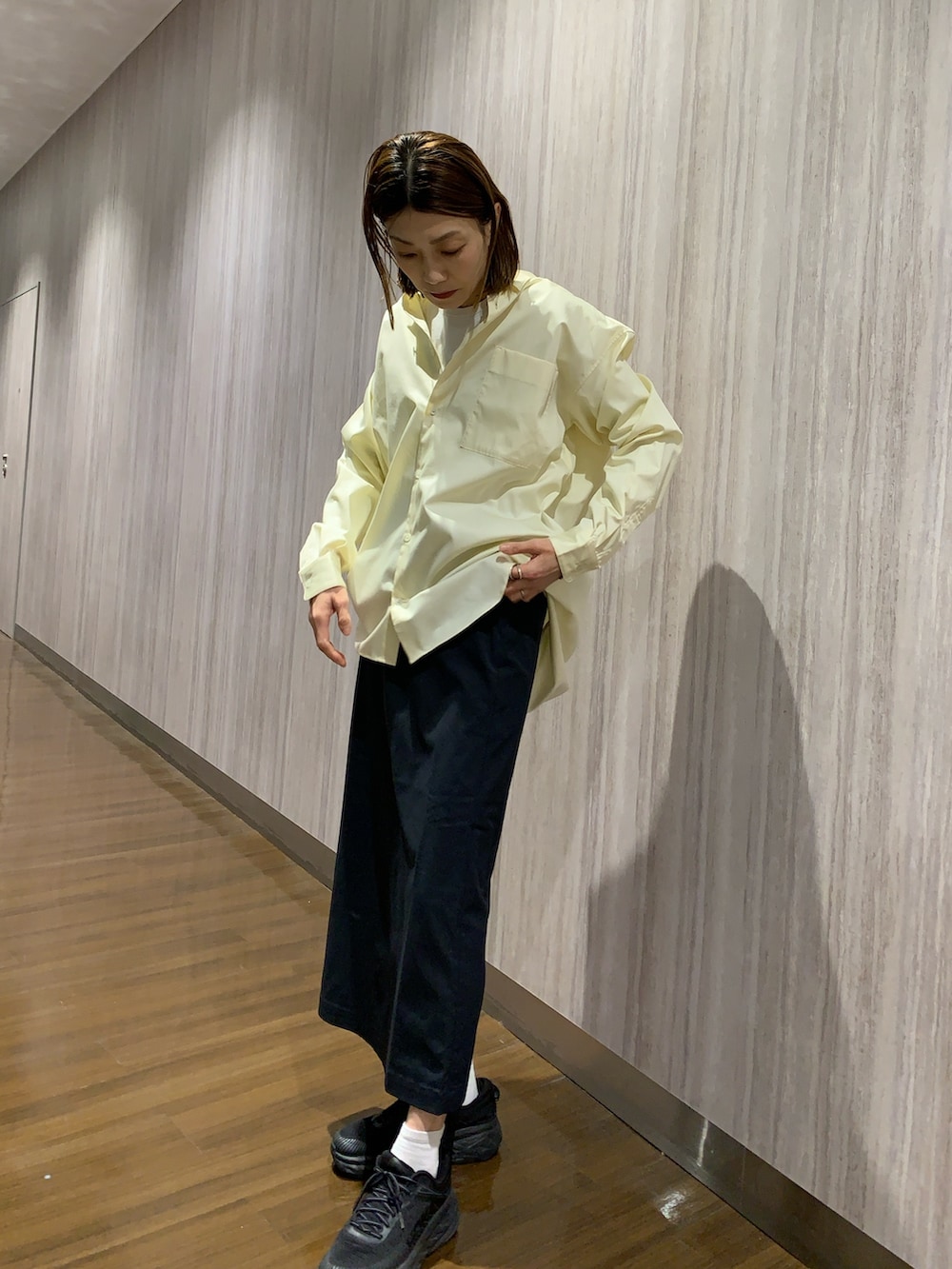 イエロー系のシャツ/ブラウス、ブルー系のスカートを着用したレディースの冬コーディネートの5枚目の写真