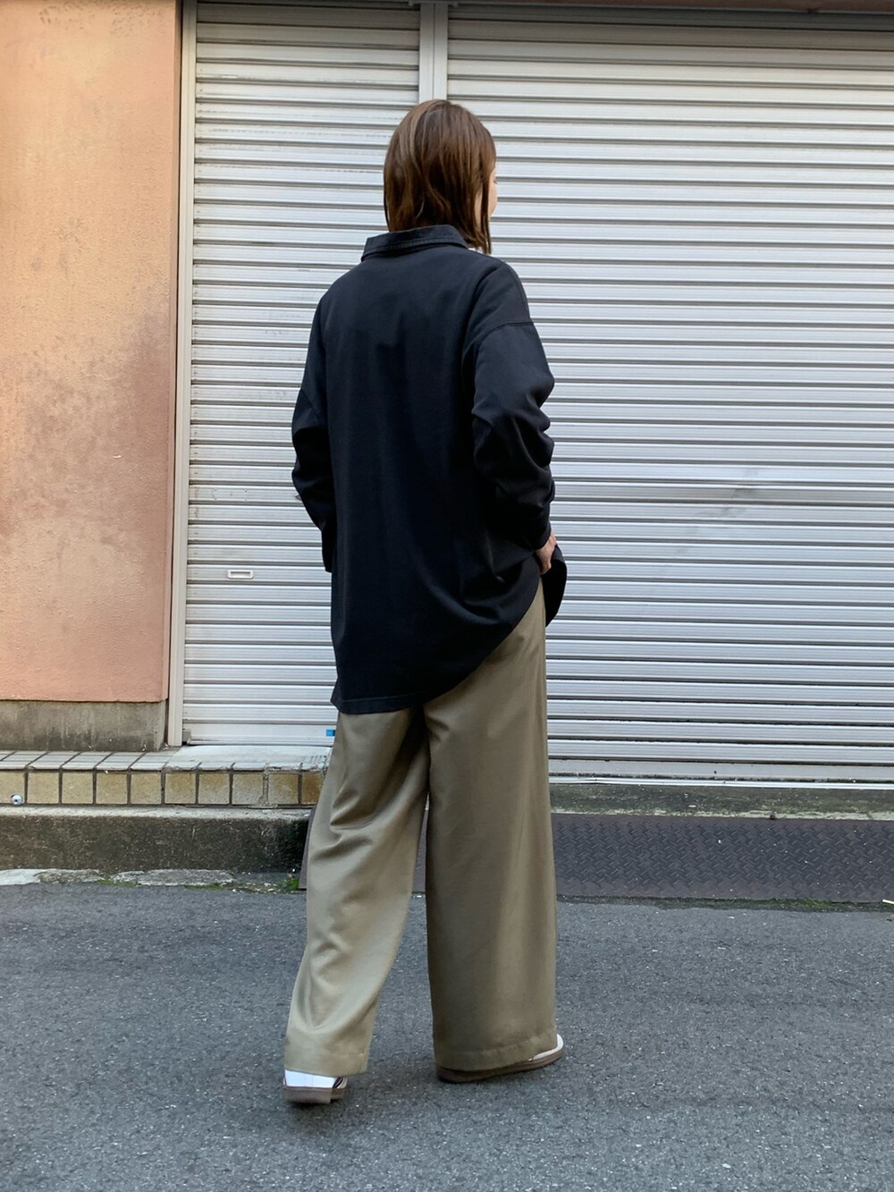 グレー系のTシャツ/カットソー、ベージュ系のその他パンツ、グレー系のTシャツ/カットソーを着用したレディースの冬コーディネートの5枚目の写真