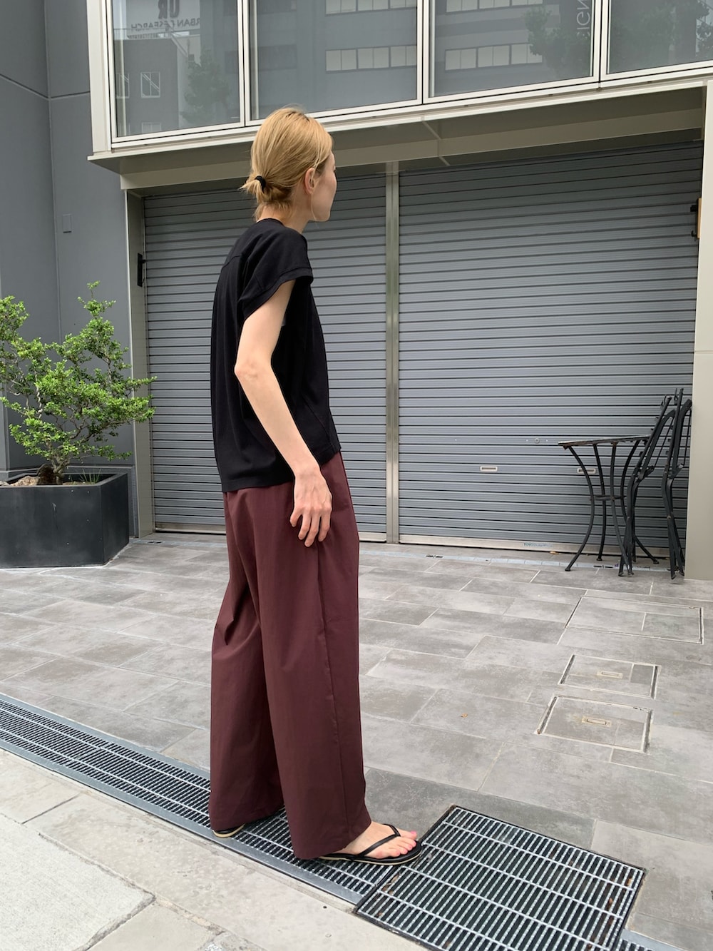 ブラック系のTシャツ/カットソー、レッド系のその他パンツを着用したレディースの夏コーディネートの9枚目の写真