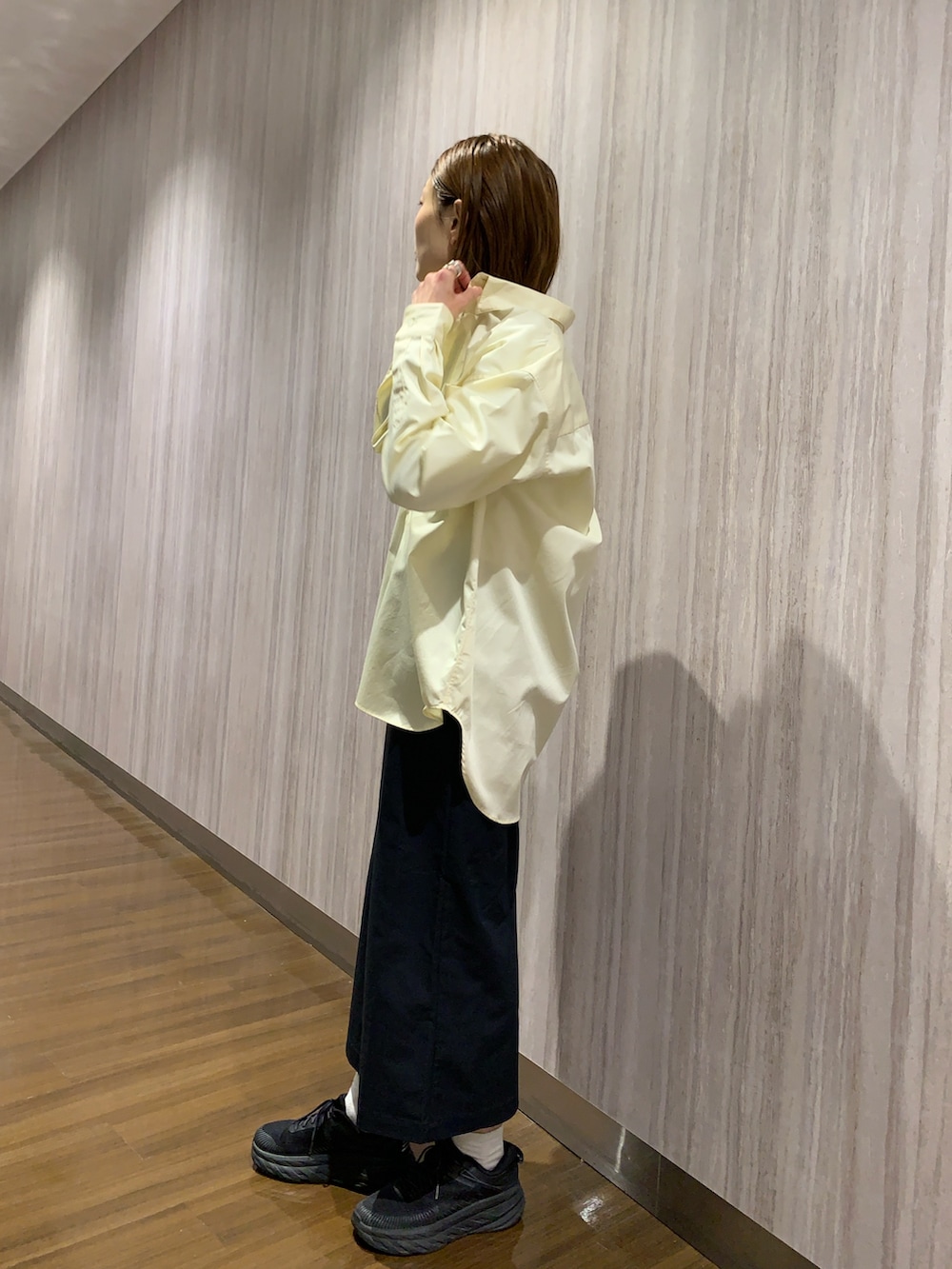 イエロー系のシャツ/ブラウス、ブルー系のスカートを着用したレディースの冬コーディネートの4枚目の写真