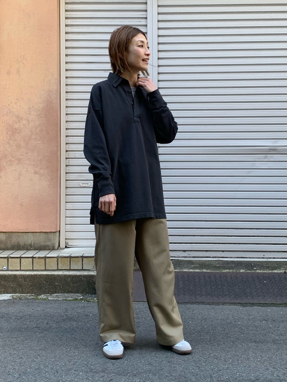 グレー系のTシャツ/カットソー、ベージュ系のその他パンツ、グレー系のTシャツ/カットソーを着用したレディースの冬コーディネートの9枚目の写真