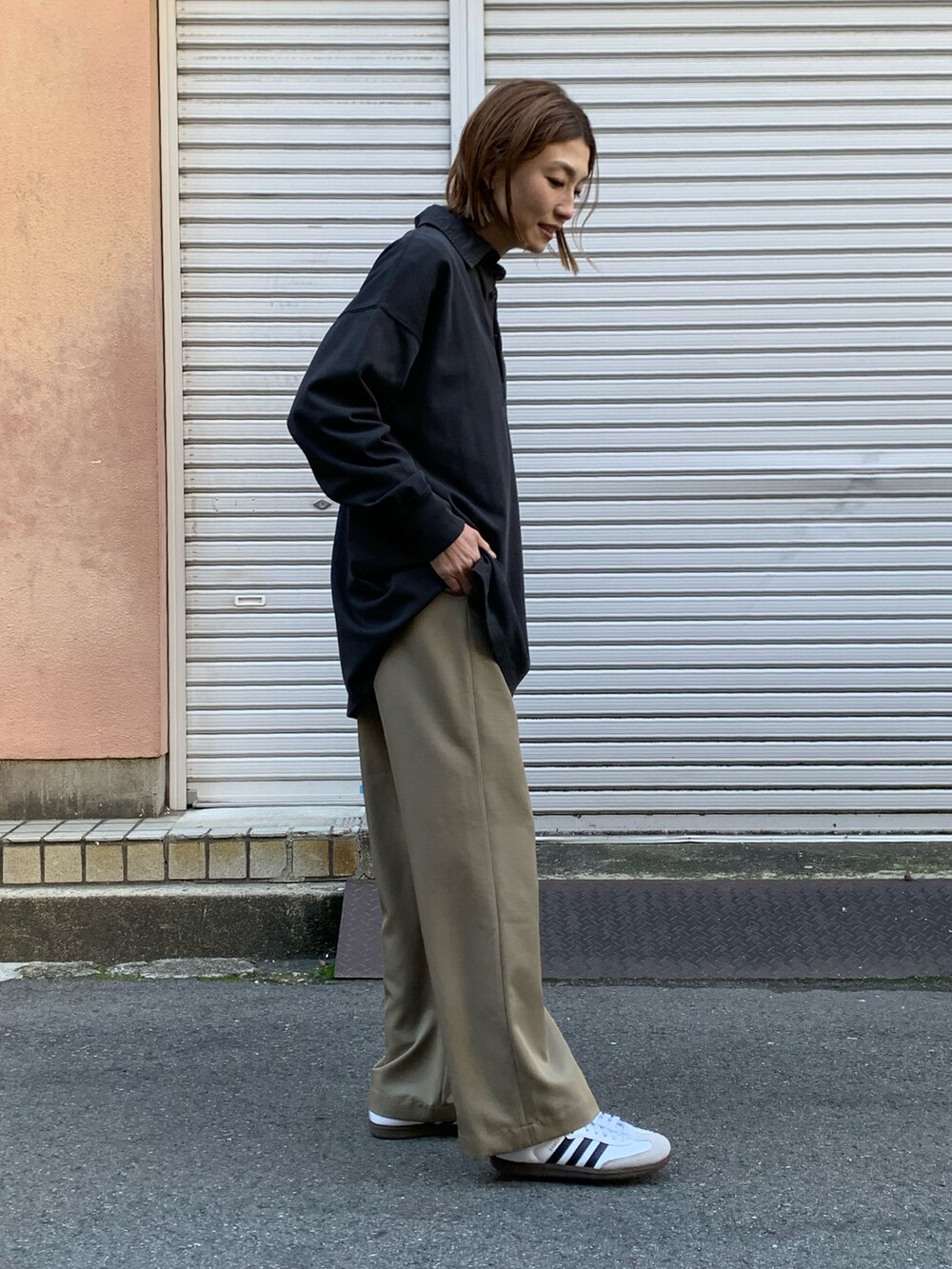 グレー系のTシャツ/カットソー、ベージュ系のその他パンツ、グレー系のTシャツ/カットソーを着用したレディースの冬コーディネートの6枚目の写真