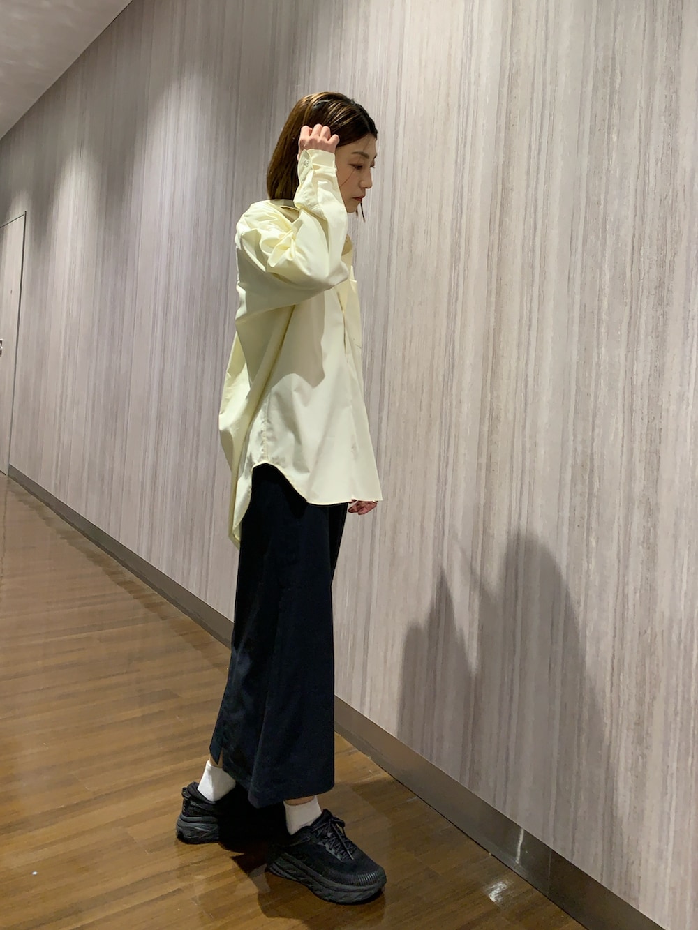 イエロー系のシャツ/ブラウス、ブルー系のスカートを着用したレディースの冬コーディネートの2枚目の写真