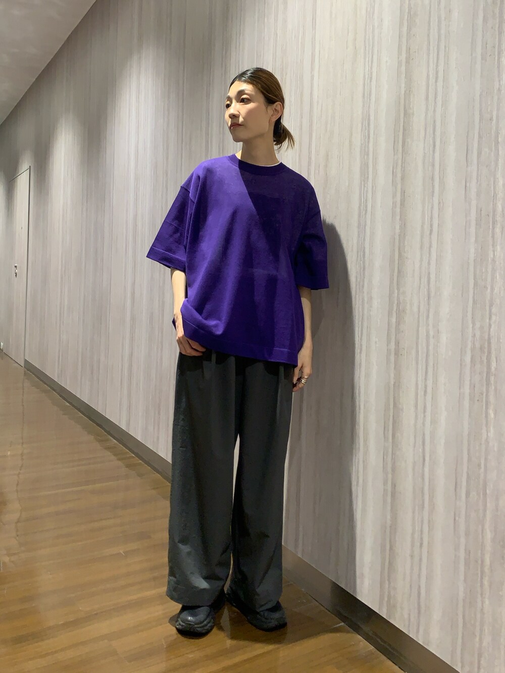 ホワイト系のTシャツ/カットソー、パープル系のニット/セーター、グレー系のその他パンツを着用したレディースの春コーディネートの5枚目の写真