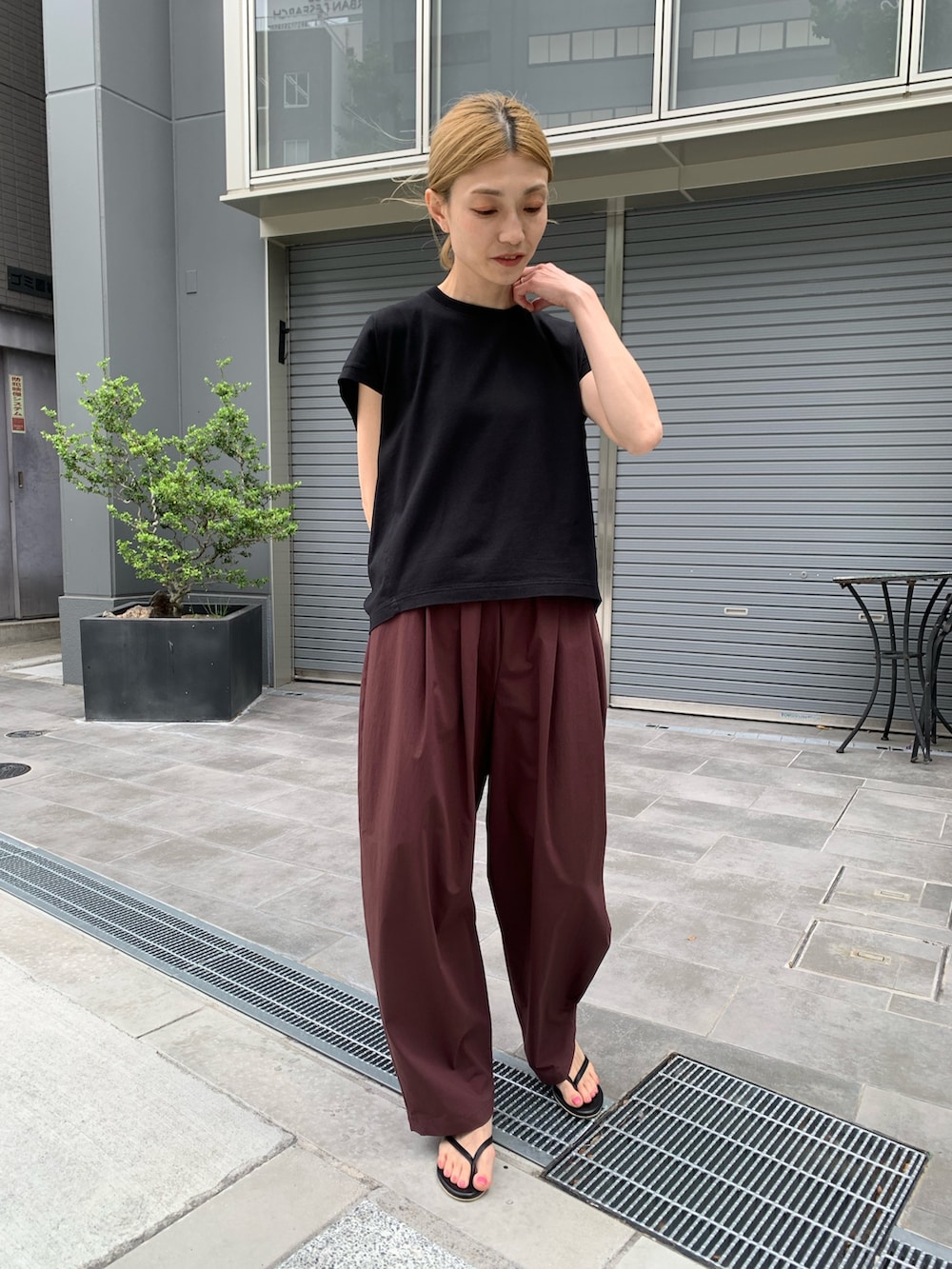 ブラック系のTシャツ/カットソー、レッド系のその他パンツを着用したレディースの夏コーディネートの3枚目の写真
