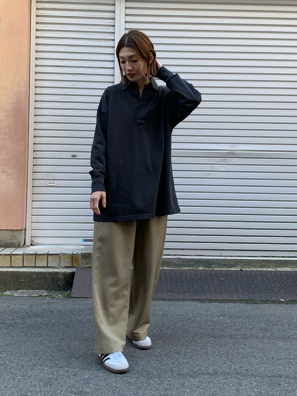 グレー系のTシャツ/カットソー、ベージュ系のその他パンツ、グレー系のTシャツ/カットソーを着用したレディースの冬コーディネートの8枚目の写真