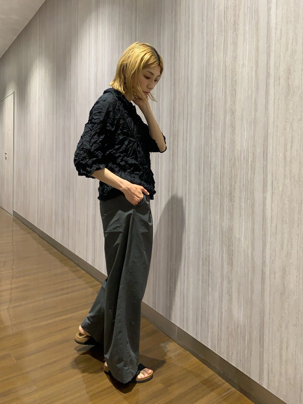 グレー系のその他パンツ、ブラック系のシャツ/ブラウスを着用したレディースの春コーディネートの4枚目の写真