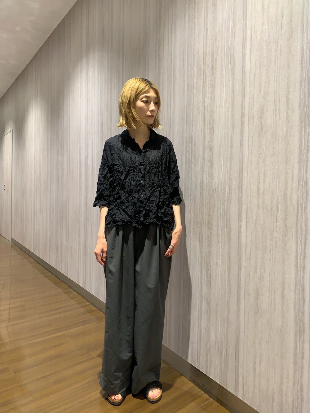 グレー系のその他パンツ、ブラック系のシャツ/ブラウスを着用したレディースの春コーディネートの5枚目の写真