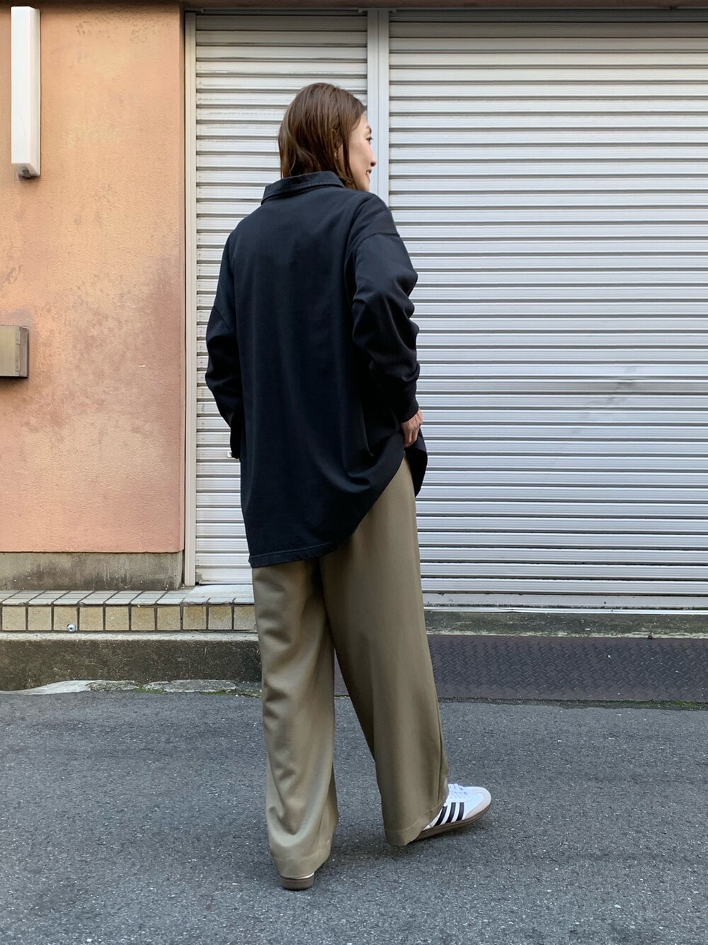 グレー系のTシャツ/カットソー、ベージュ系のその他パンツ、グレー系のTシャツ/カットソーを着用したレディースの冬コーディネートの4枚目の写真