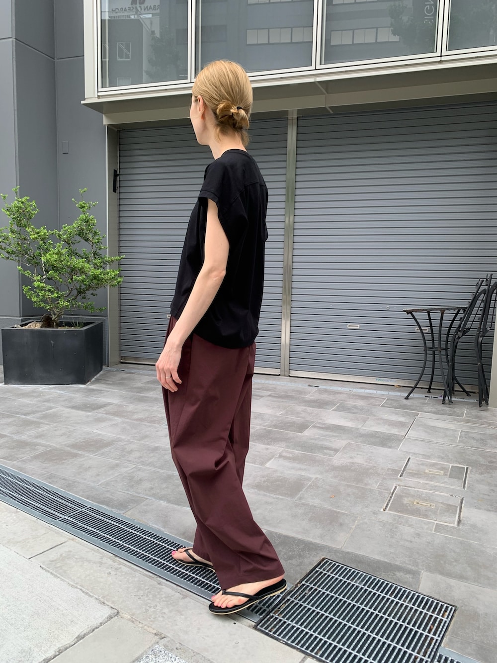 ブラック系のTシャツ/カットソー、レッド系のその他パンツを着用したレディースの夏コーディネートの5枚目の写真