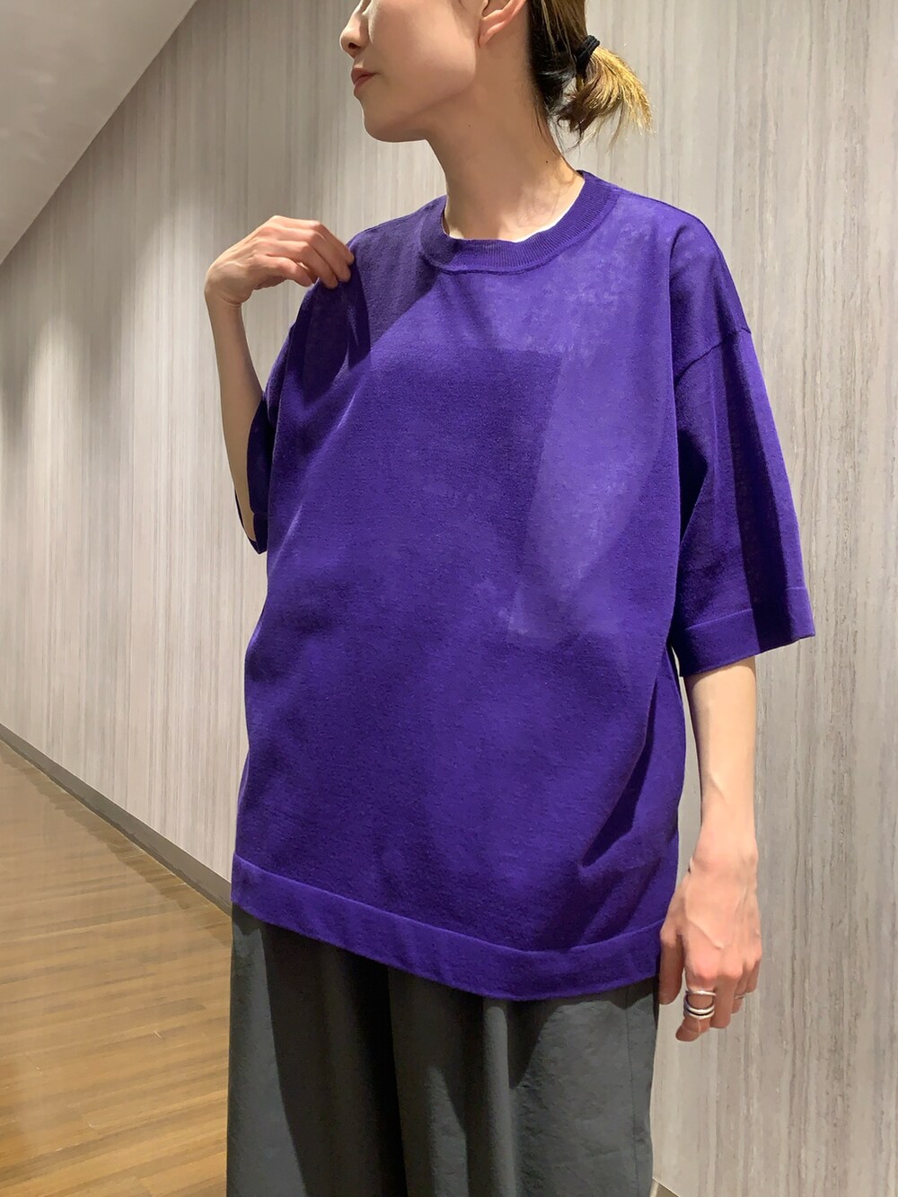 ホワイト系のTシャツ/カットソー、パープル系のニット/セーター、グレー系のその他パンツを着用したレディースの春コーディネートの6枚目の写真