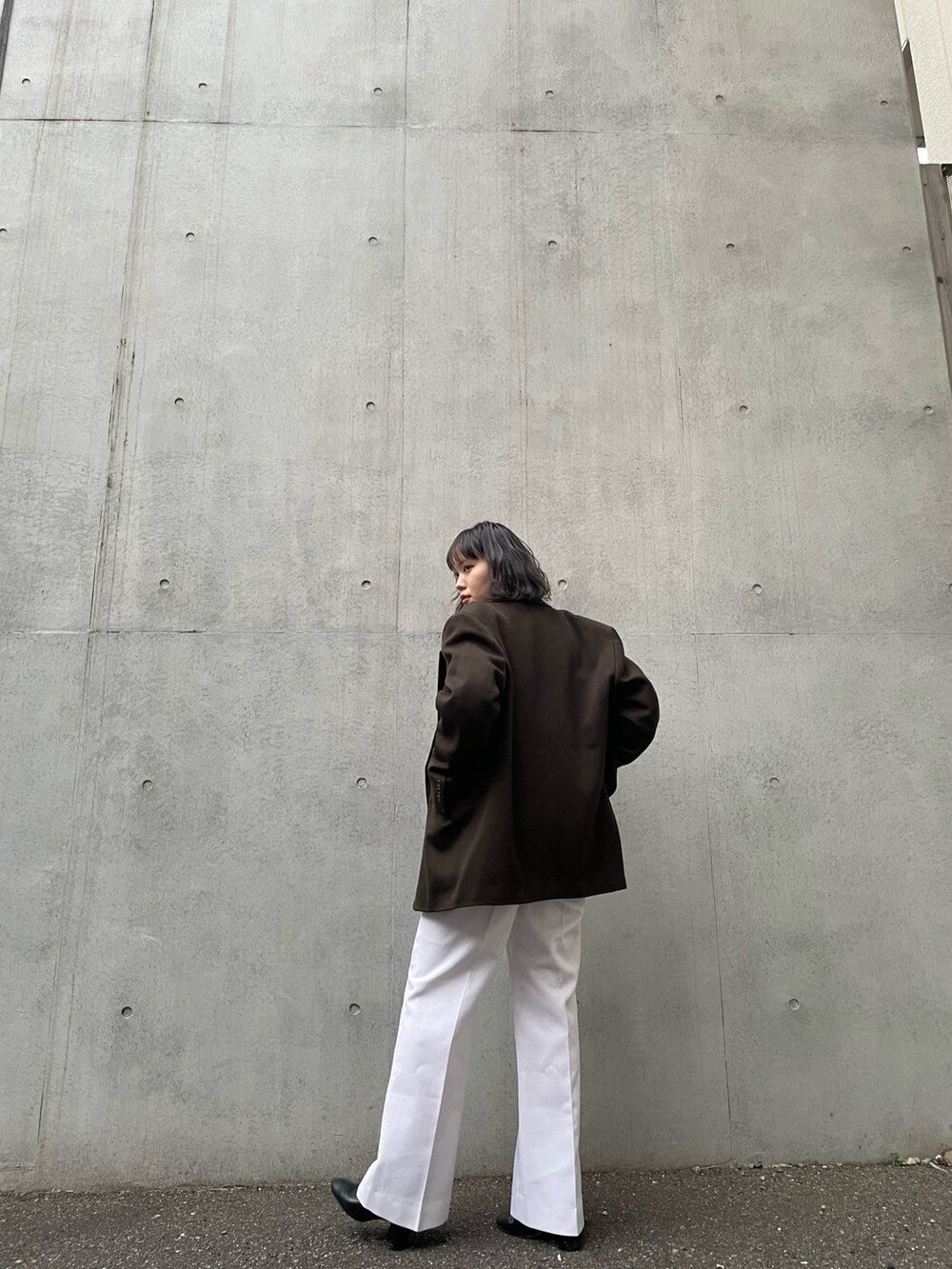 レッド系のジャケット/アウター、ブラウン系のテーラードジャケット、ホワイト系のパンツを着用したレディースの冬コーディネートの2枚目の写真