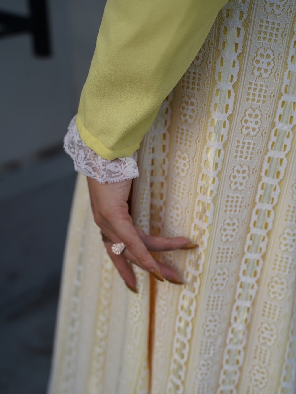 イエロー系のワンピース/ドレスを着用したレディースの夏コーディネートの3枚目の写真