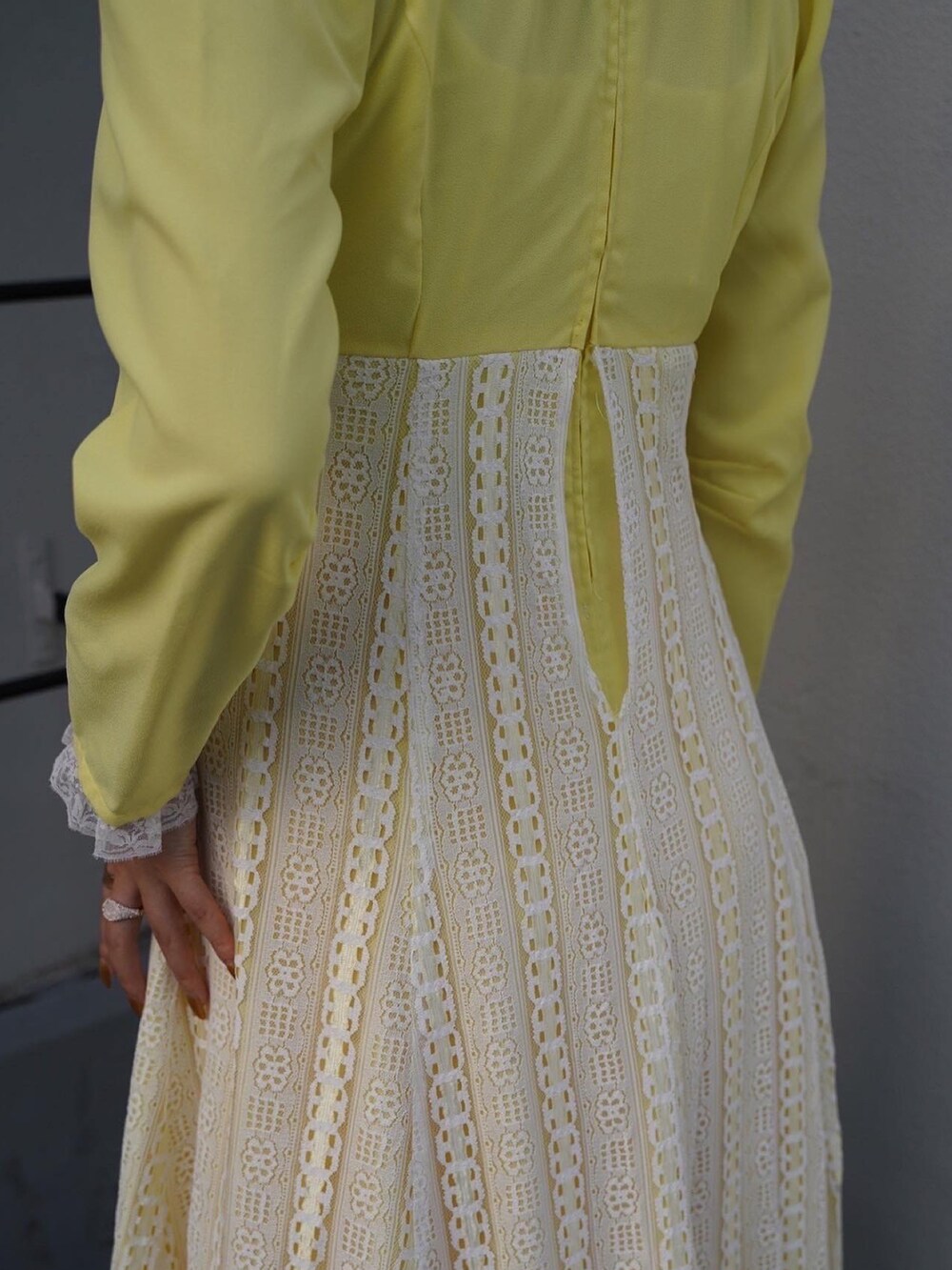 イエロー系のワンピース/ドレスを着用したレディースの夏コーディネートの5枚目の写真