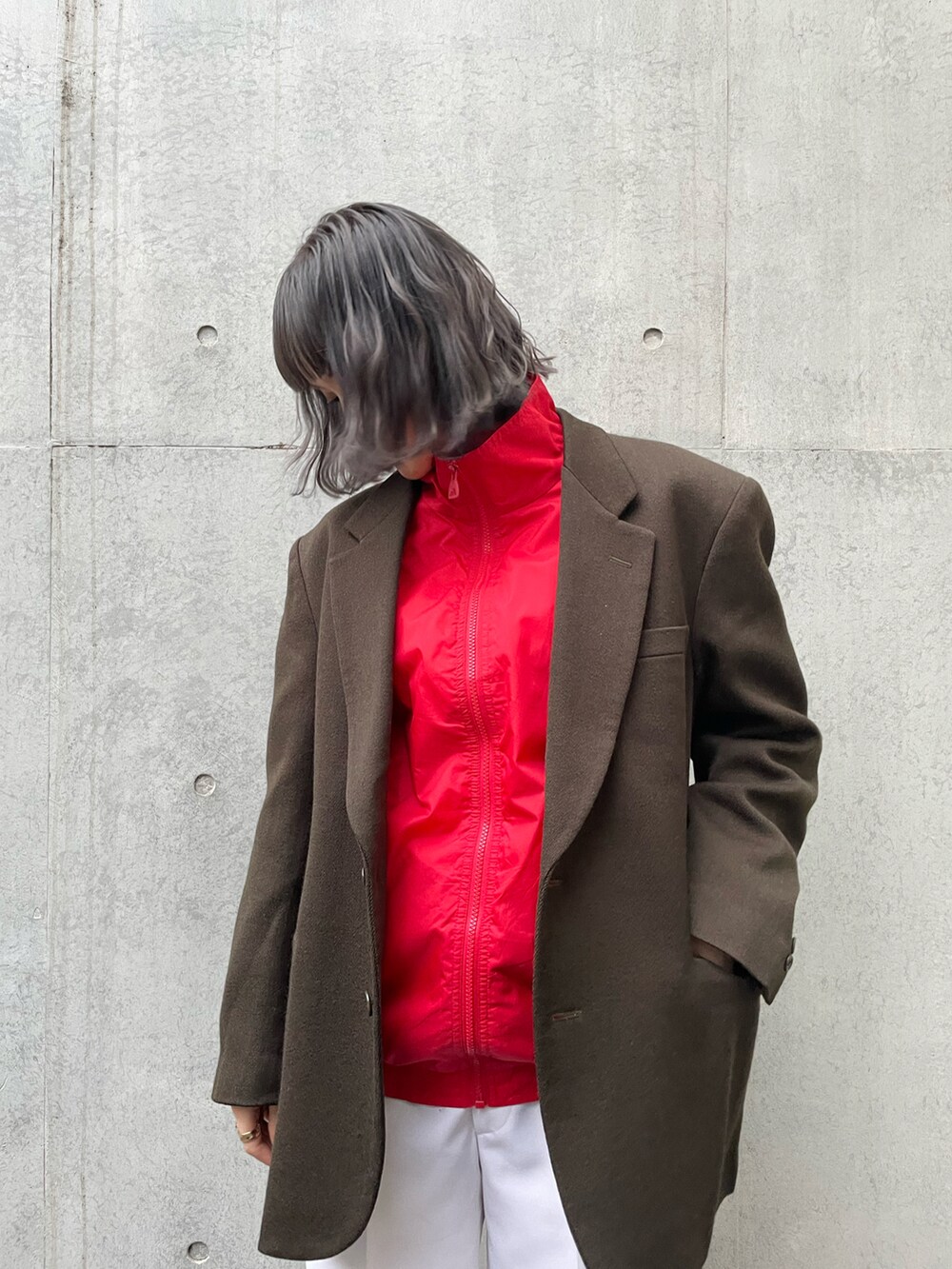 レッド系のジャケット/アウター、ブラウン系のテーラードジャケット、ホワイト系のパンツを着用したレディースの冬コーディネートの3枚目の写真