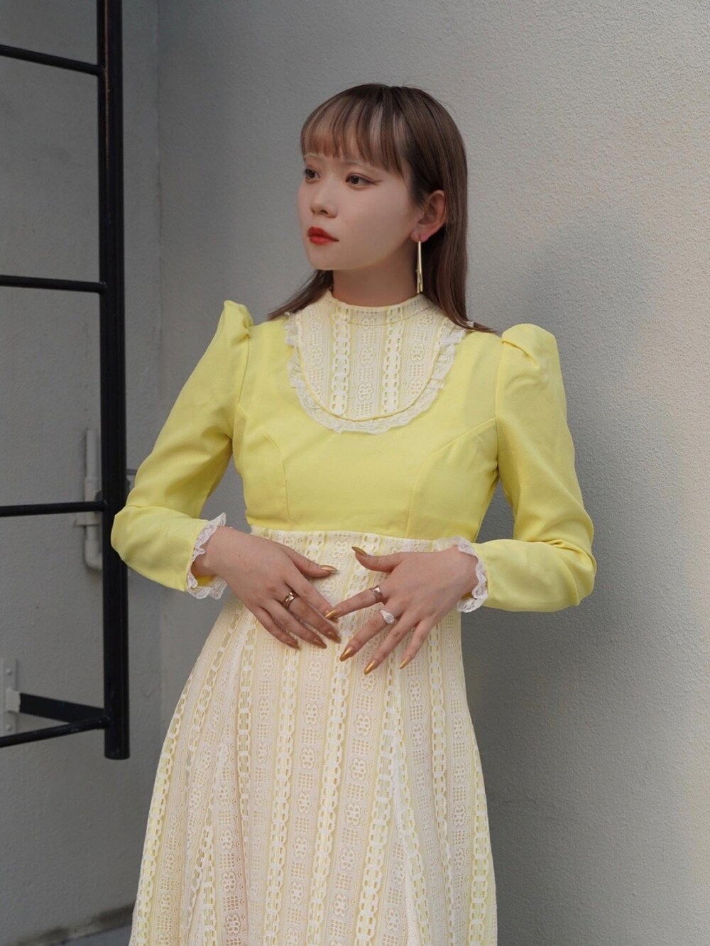 イエロー系のワンピース/ドレスを着用したレディースの夏コーディネートの2枚目の写真