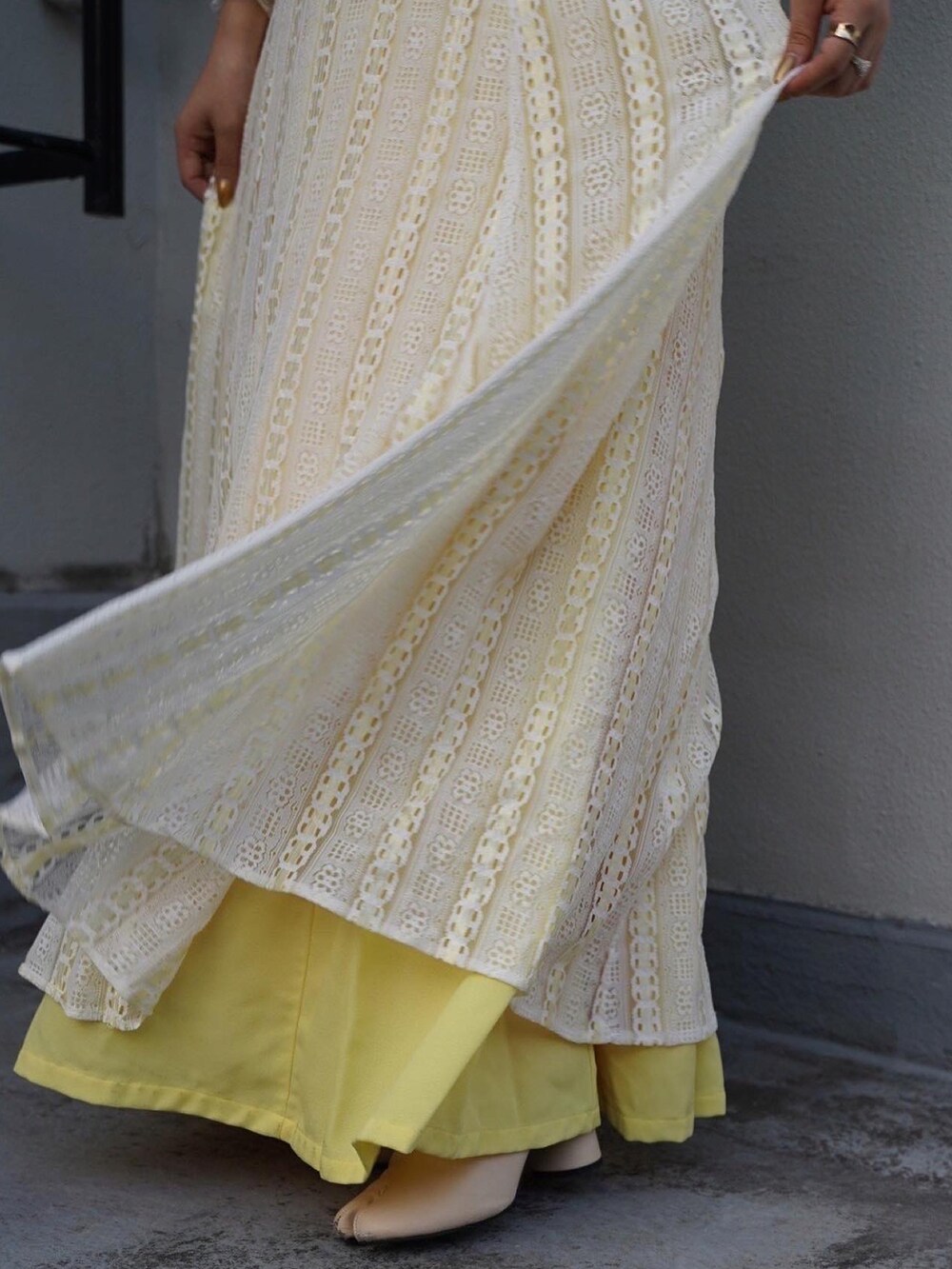 イエロー系のワンピース/ドレスを着用したレディースの夏コーディネートの4枚目の写真