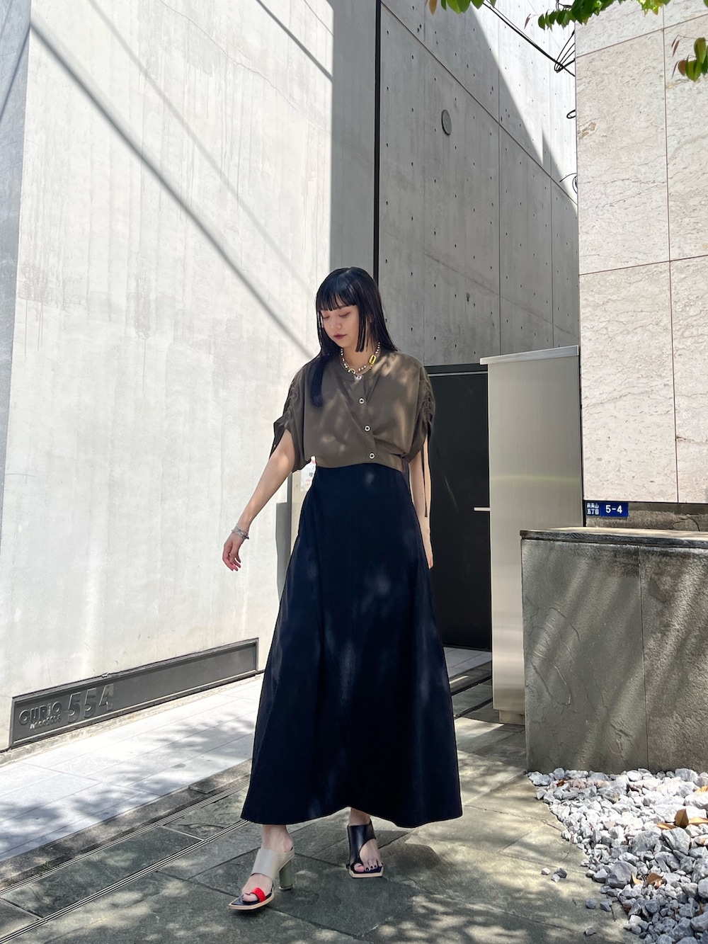 ブラック系のワンピース、その他のサンダル、グリーン系のシャツ/ブラウスを着用したレディースの夏コーディネートの4枚目の写真