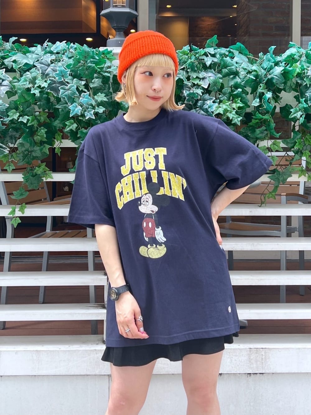 ブルー系のTシャツ/カットソー、ブラック系のソックス/靴下を着用したレディースの春コーディネートの2枚目の写真