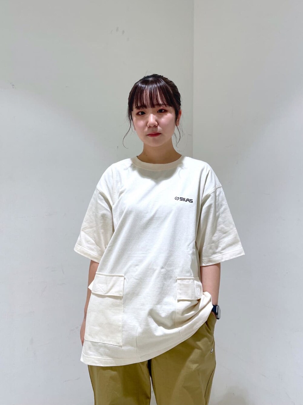 ベージュ系のその他パンツ、ホワイト系のTシャツ/カットソーを着用したレディースの春コーディネートの2枚目の写真