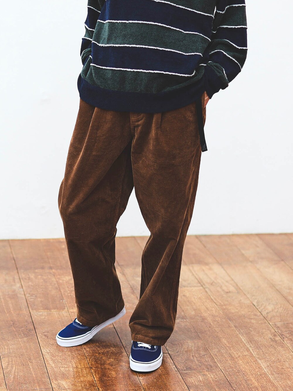 ブラウン系のその他パンツ、オレンジ系のブルゾン、ブルー系のスニーカーを着用したメンズの夏コーディネートの5枚目の写真