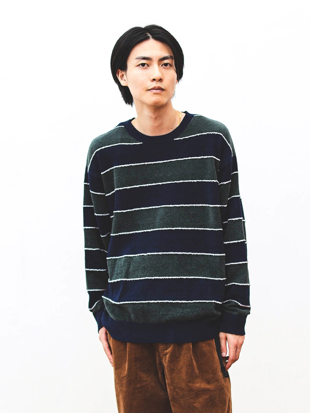 ブラウン系のその他パンツ、オレンジ系のブルゾン、ブルー系のスニーカーを着用したメンズの夏コーディネートの4枚目の写真