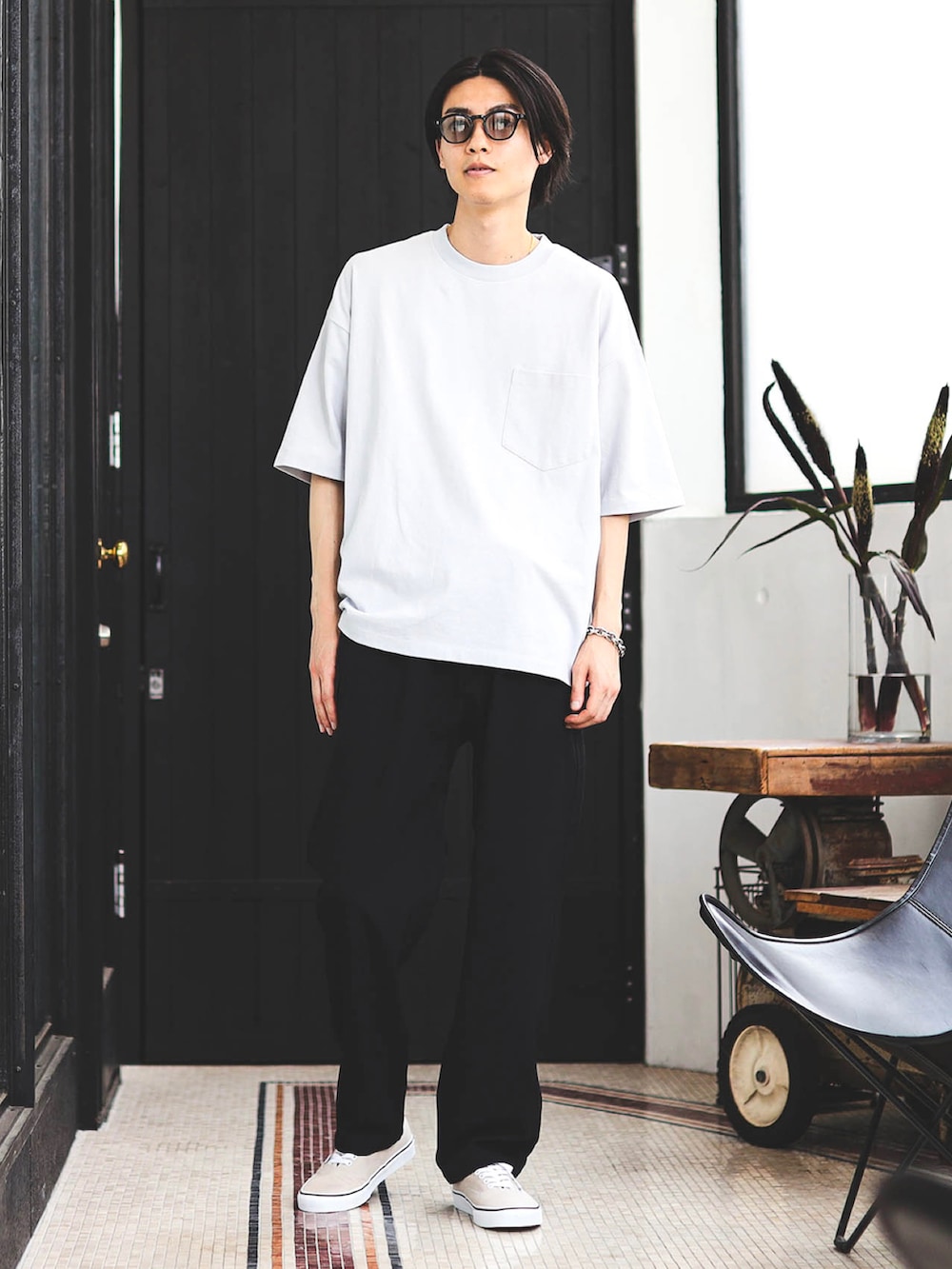 グリーン系のカーディガン/ボレロ、グレー系のTシャツ/カットソー、ブラック系のパンツを着用したメンズの夏コーディネートの3枚目の写真