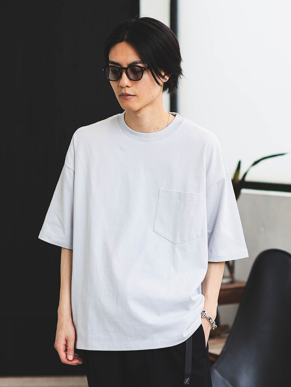 グリーン系のカーディガン/ボレロ、グレー系のTシャツ/カットソー、ブラック系のパンツを着用したメンズの夏コーディネートの4枚目の写真