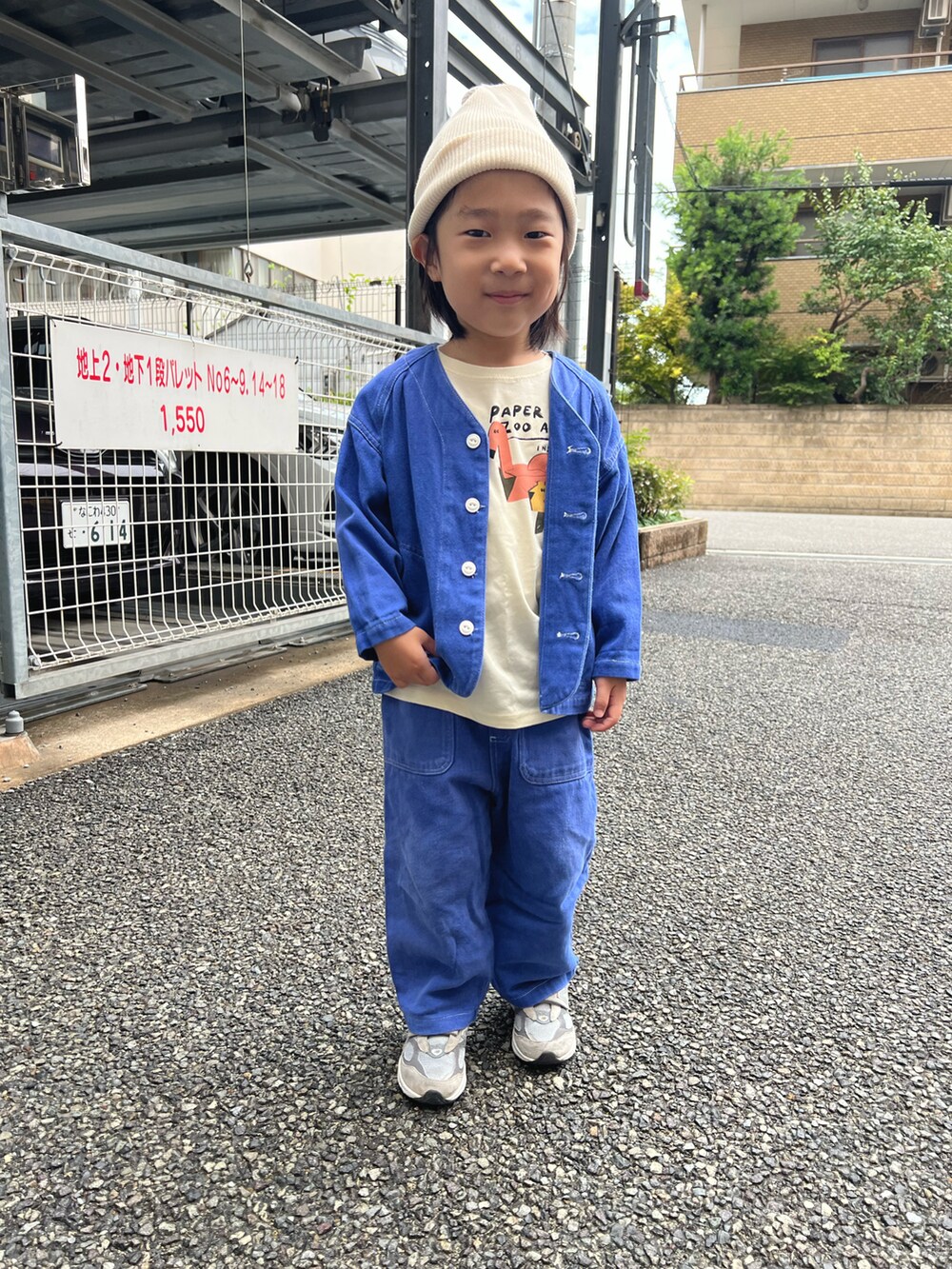 「スポーツミックス、ニット帽、休日スタイル、秋冬コーデ、キッズコーデ、おしゃれさんと繋がりたい、男の子コーデ」｜「ZARA KIDSのアイテム（ニットキャップ/ビーニー、ホワイト系）」を使った、Eitoさん（キッズ・100cm）の秋コーディネートの2枚目の写真