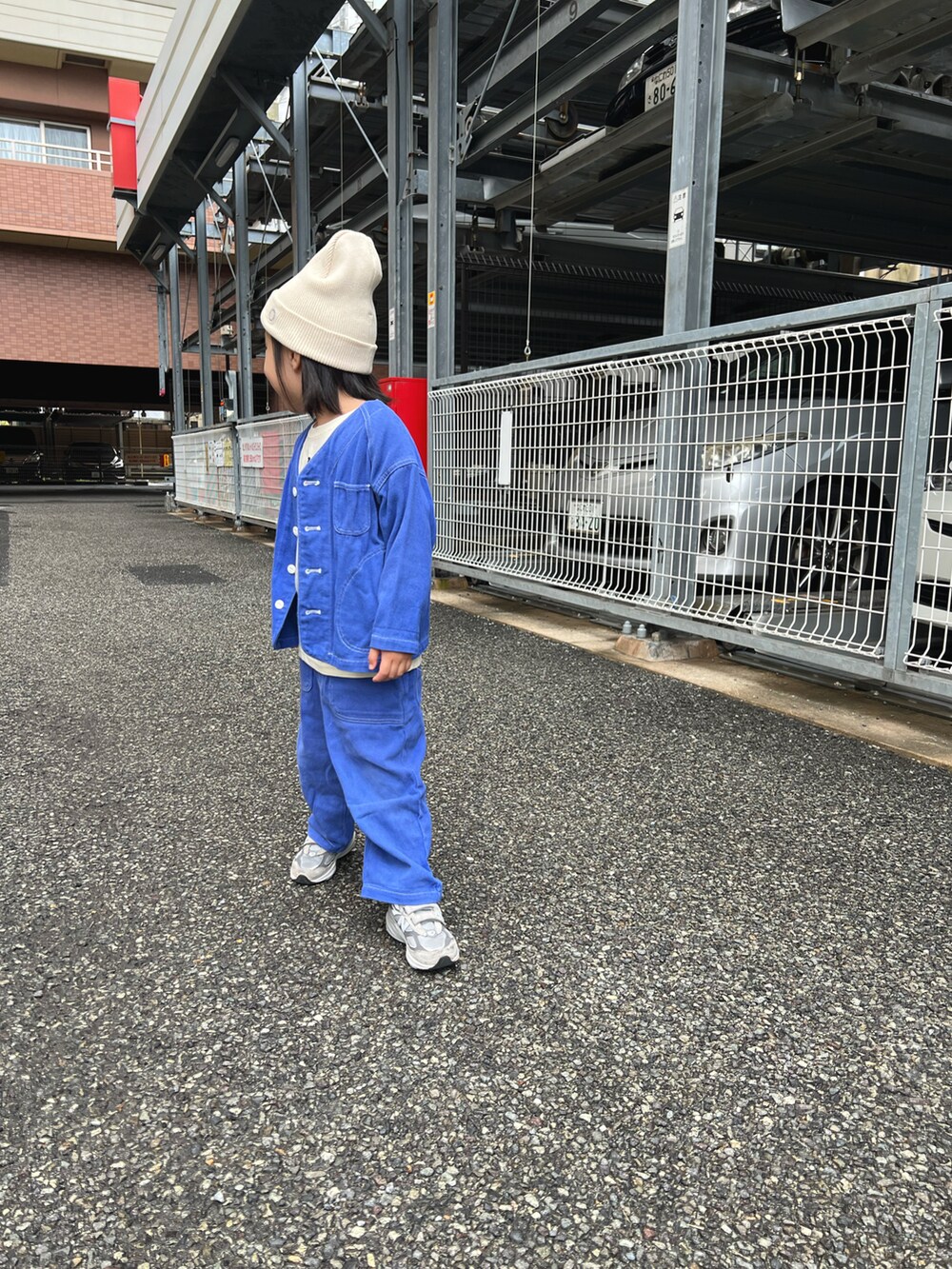「スポーツミックス、ニット帽、休日スタイル、秋冬コーデ、キッズコーデ、おしゃれさんと繋がりたい、男の子コーデ」｜「ZARA KIDSのアイテム（ニットキャップ/ビーニー、ホワイト系）」を使った、Eitoさん（キッズ・100cm）の秋コーディネートの3枚目の写真
