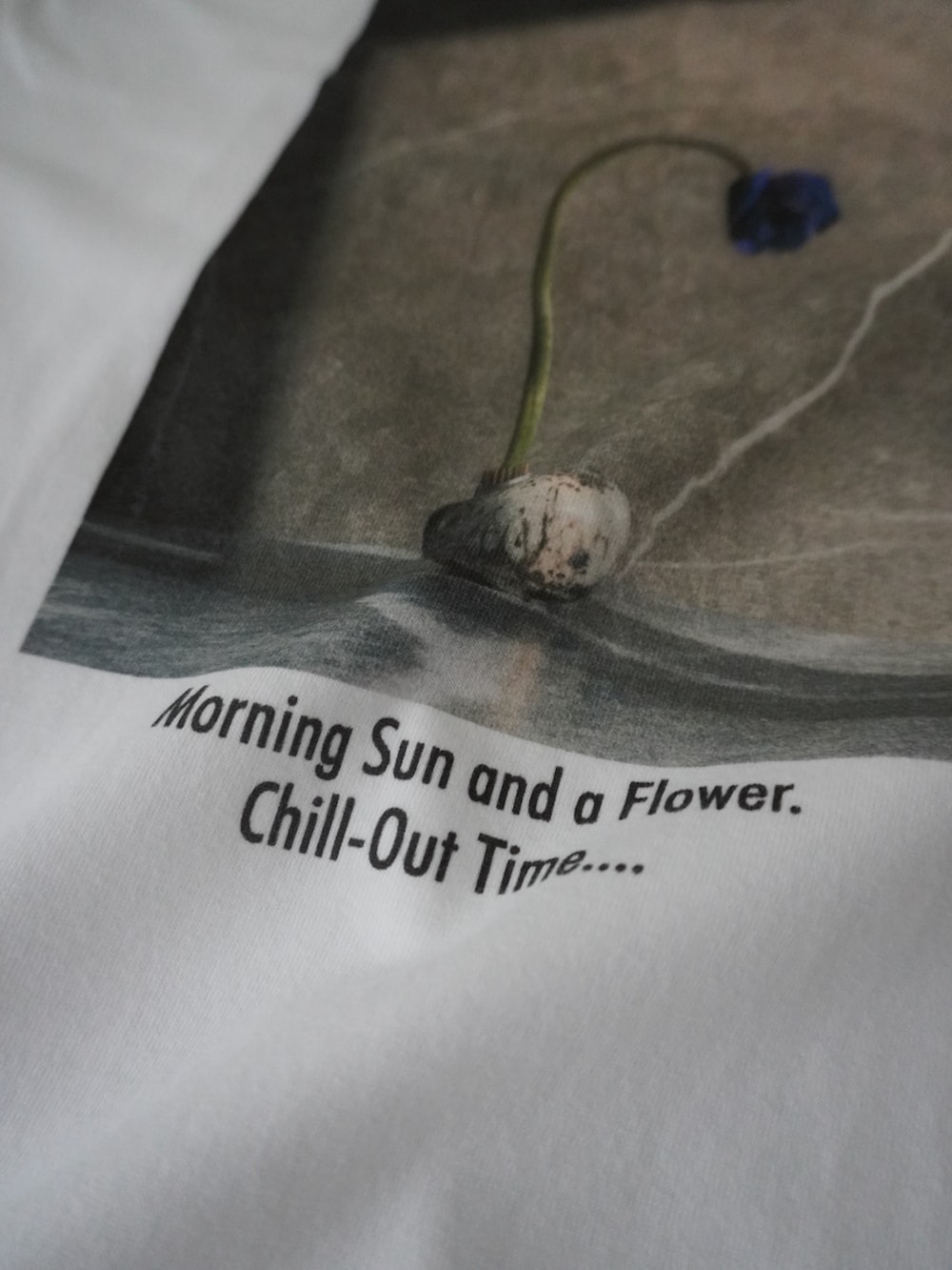 ベージュ系のその他パンツ、ホワイト系のクラッチバッグ、ブラウン系のサンダルを着用したレディースの夏コーディネートの5枚目の写真