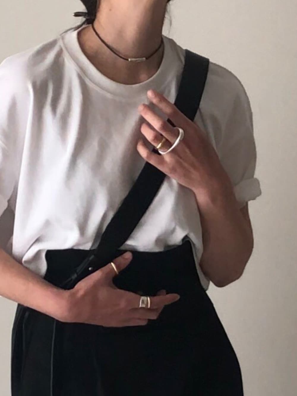 ブラック系のスカート、ホワイト系のTシャツ/カットソー、その他のサンダルを着用したレディースの春コーディネートの2枚目の写真