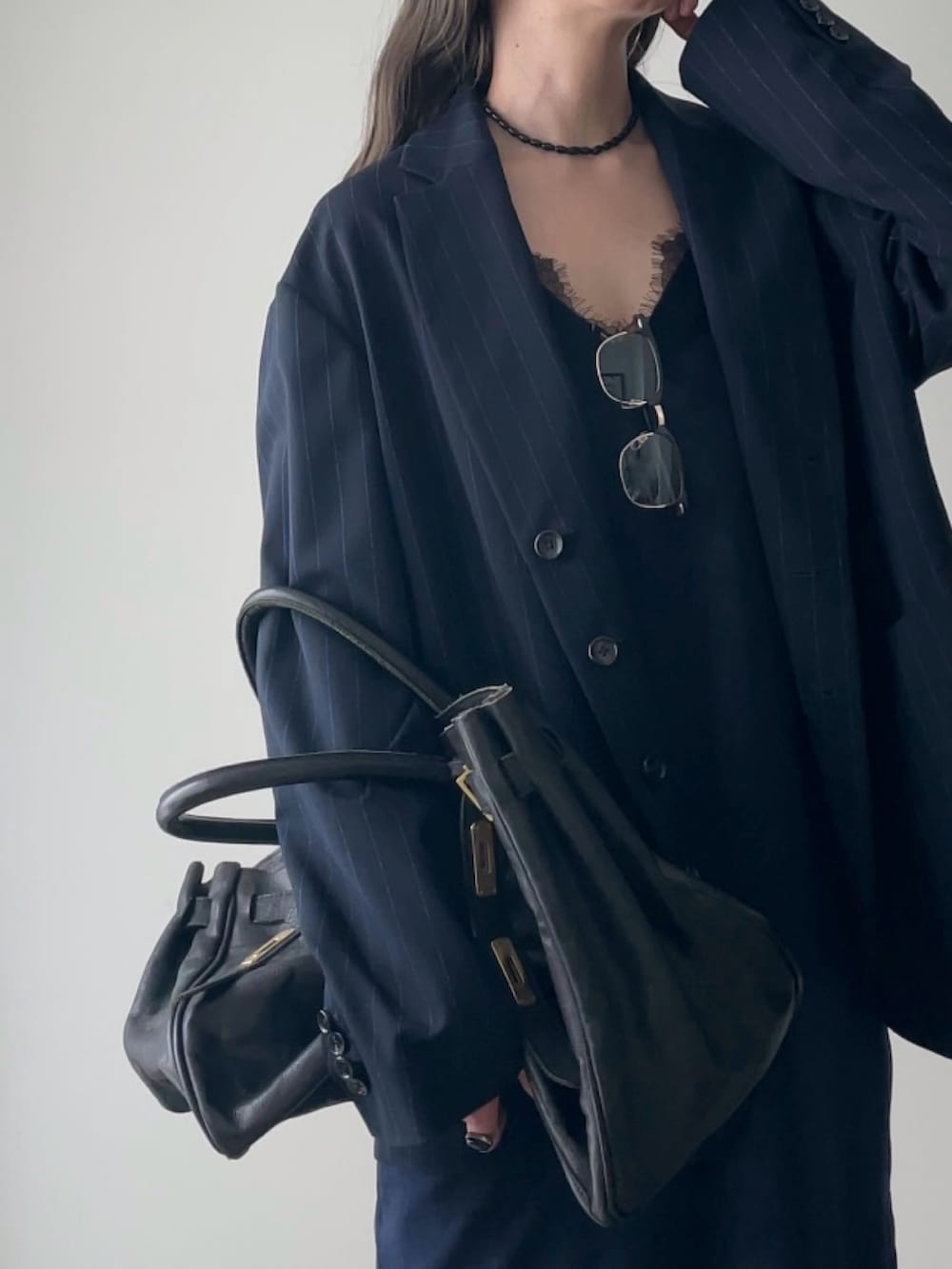 ブルー系のワンピース、グレー系のスウェットパンツ、ブラック系のトートバッグを着用したレディースの秋コーディネートの2枚目の写真