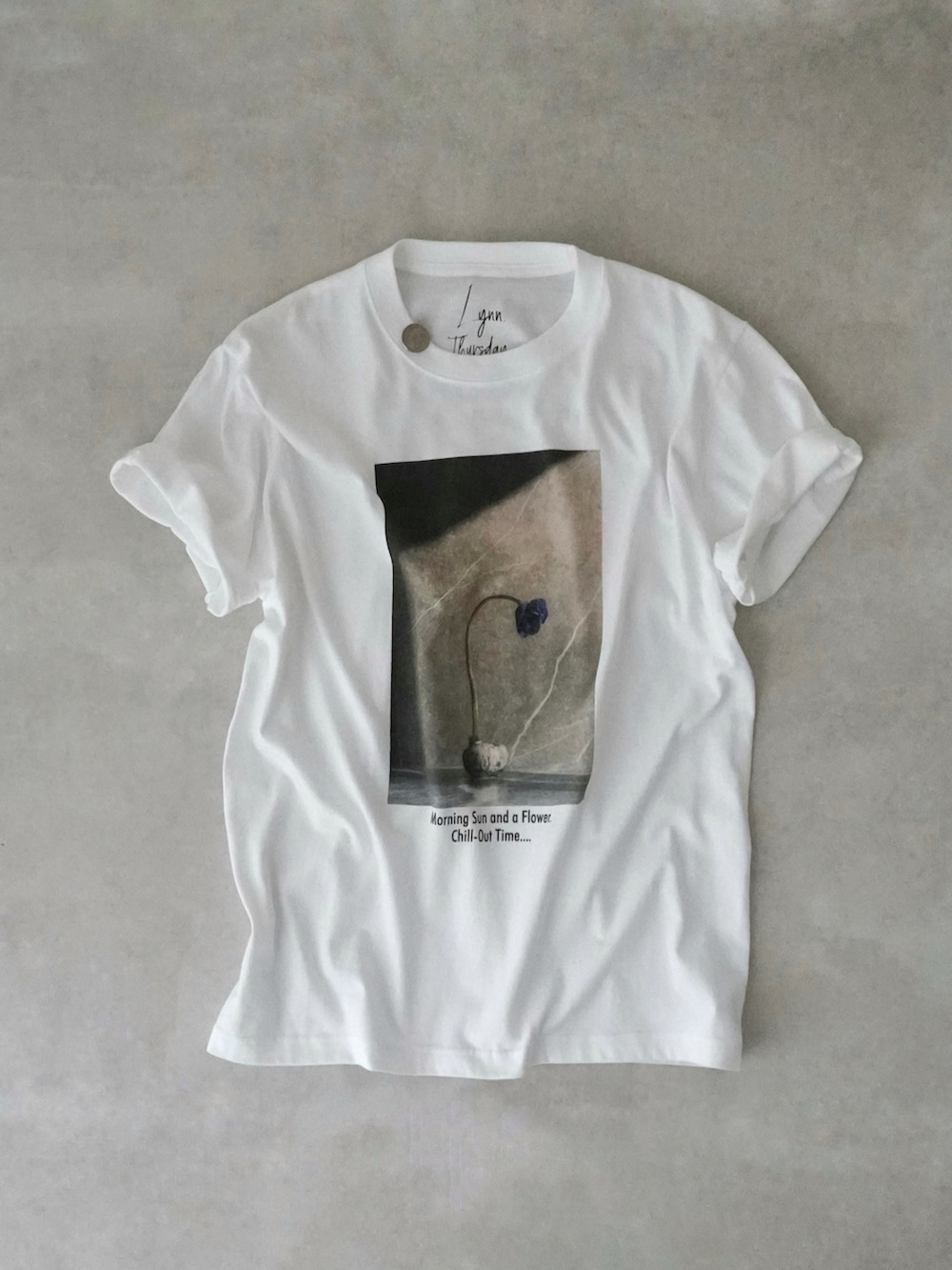 ベージュ系のその他パンツ、ホワイト系のクラッチバッグ、ブラウン系のサンダルを着用したレディースの夏コーディネートの3枚目の写真