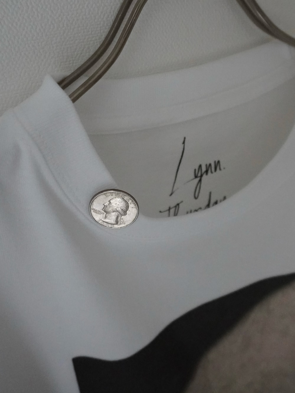 ベージュ系のその他パンツ、ホワイト系のクラッチバッグ、ブラウン系のサンダルを着用したレディースの夏コーディネートの4枚目の写真