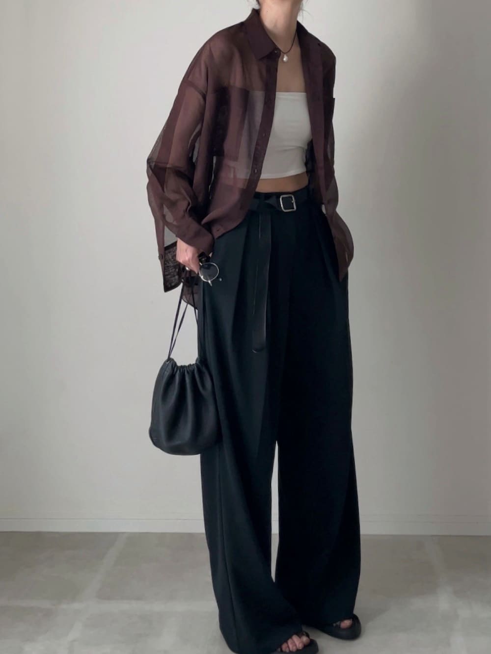 「シャツスタイル、シアーシャツ、シアートップス、ワイドスラックス、パールネックレス、レザーポーチ、ブレスレット、レイヤードスタイル、きれいめカジュアル、サングラス、夏コーデ、ブラウン、チョーカー、リラックススタイル、大人カジュアル」|「TODAYFULのDoubletuck Twill Trousers(その他パンツ、ブラック系)」を使った、B.さん(骨格ナチュラル・レディース・167cm)の夏コーディネートの2枚目の写真