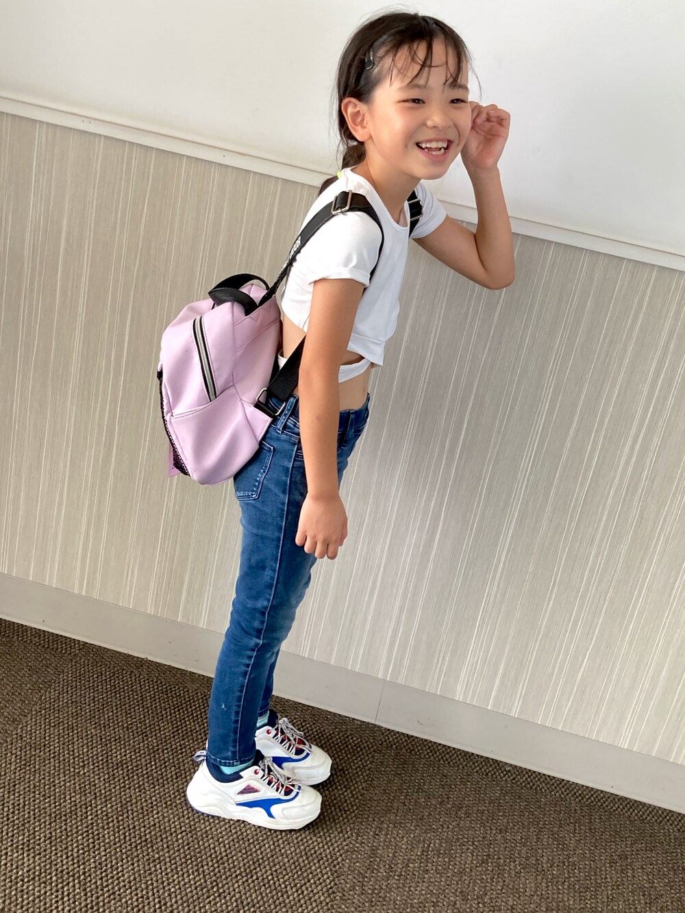「女の子、Tシャツ、夏コーデ」｜「no brandのアイテム（スニーカー、ホワイト系）」を使った、すみとゆずさん（キッズ・121cm）の夏コーディネートの2枚目の写真
