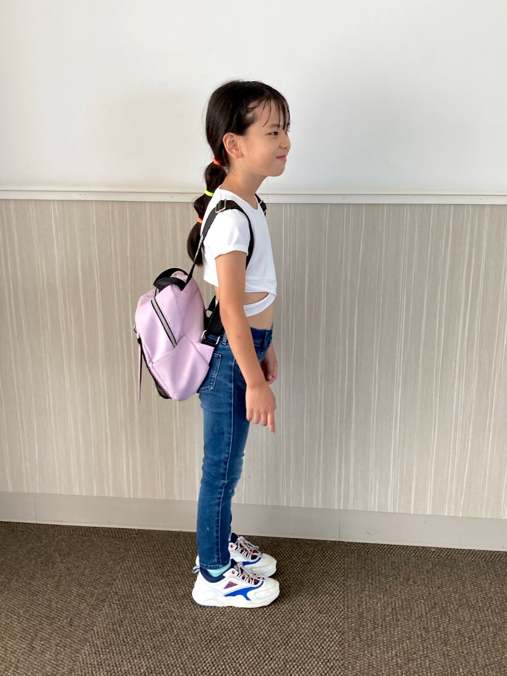 「女の子、Tシャツ、夏コーデ」｜「no brandのアイテム（スニーカー、ホワイト系）」を使った、すみとゆずさん（キッズ・121cm）の夏コーディネートの3枚目の写真