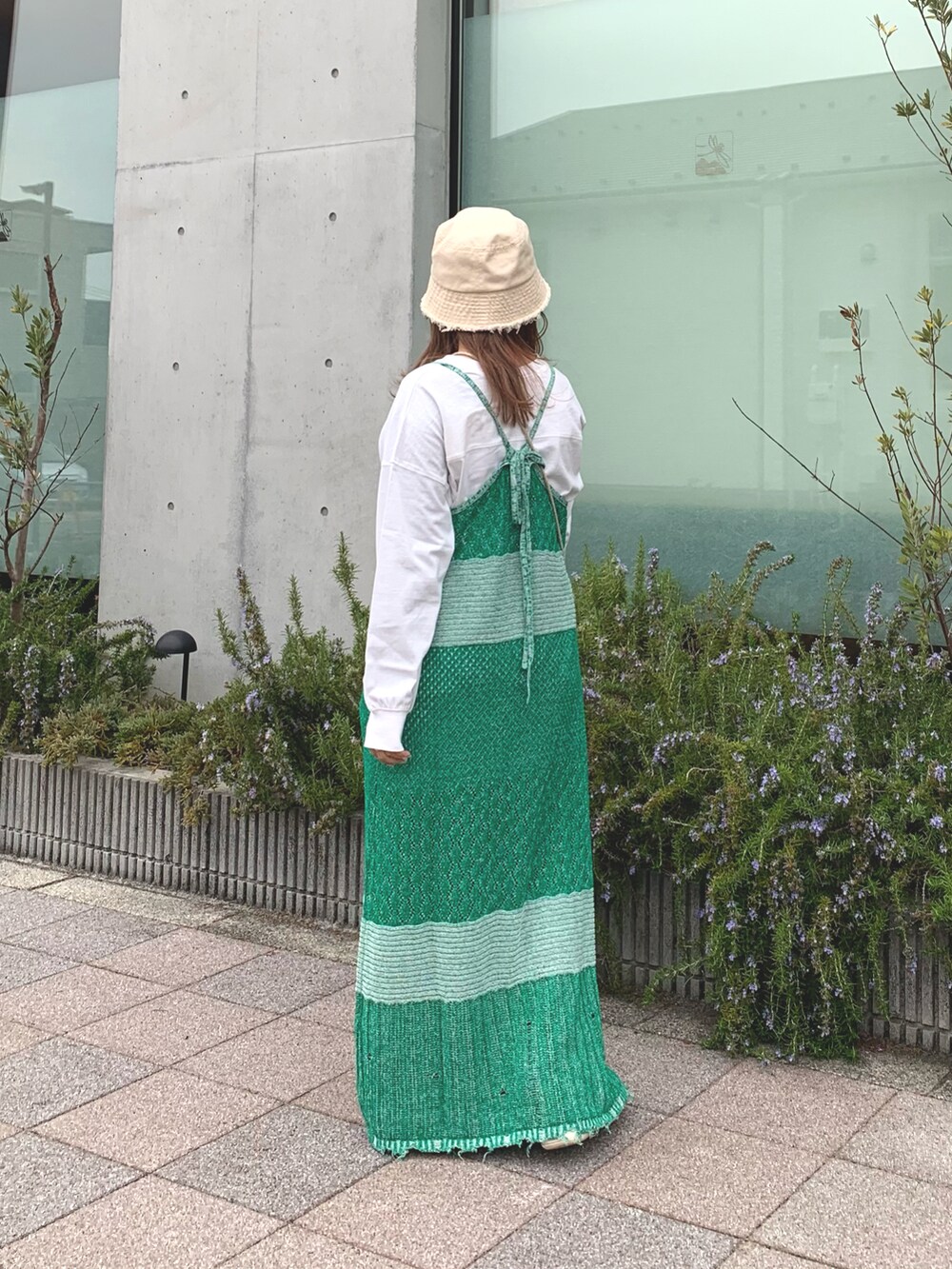 ホワイト系のTシャツ/カットソー、グリーン系のワンピース、ホワイト系のハットを着用したレディースの春コーディネートの2枚目の写真